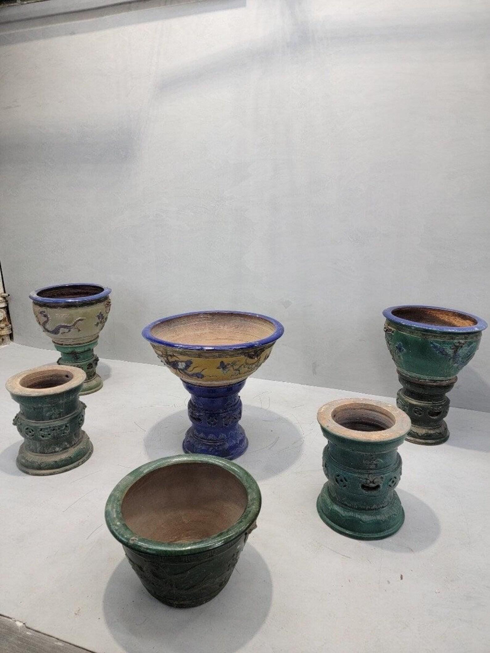 Chinois Ancienne jardinière à vernis jaune et bleu de la province de Guangdong avec Stand en vente