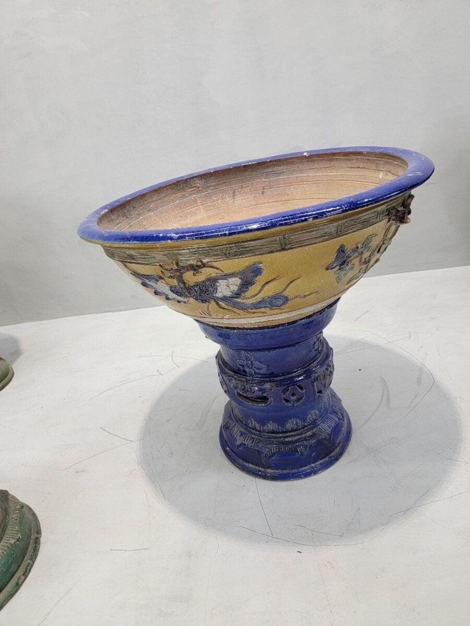 XIXe siècle Ancienne jardinière à vernis jaune et bleu de la province de Guangdong avec Stand en vente