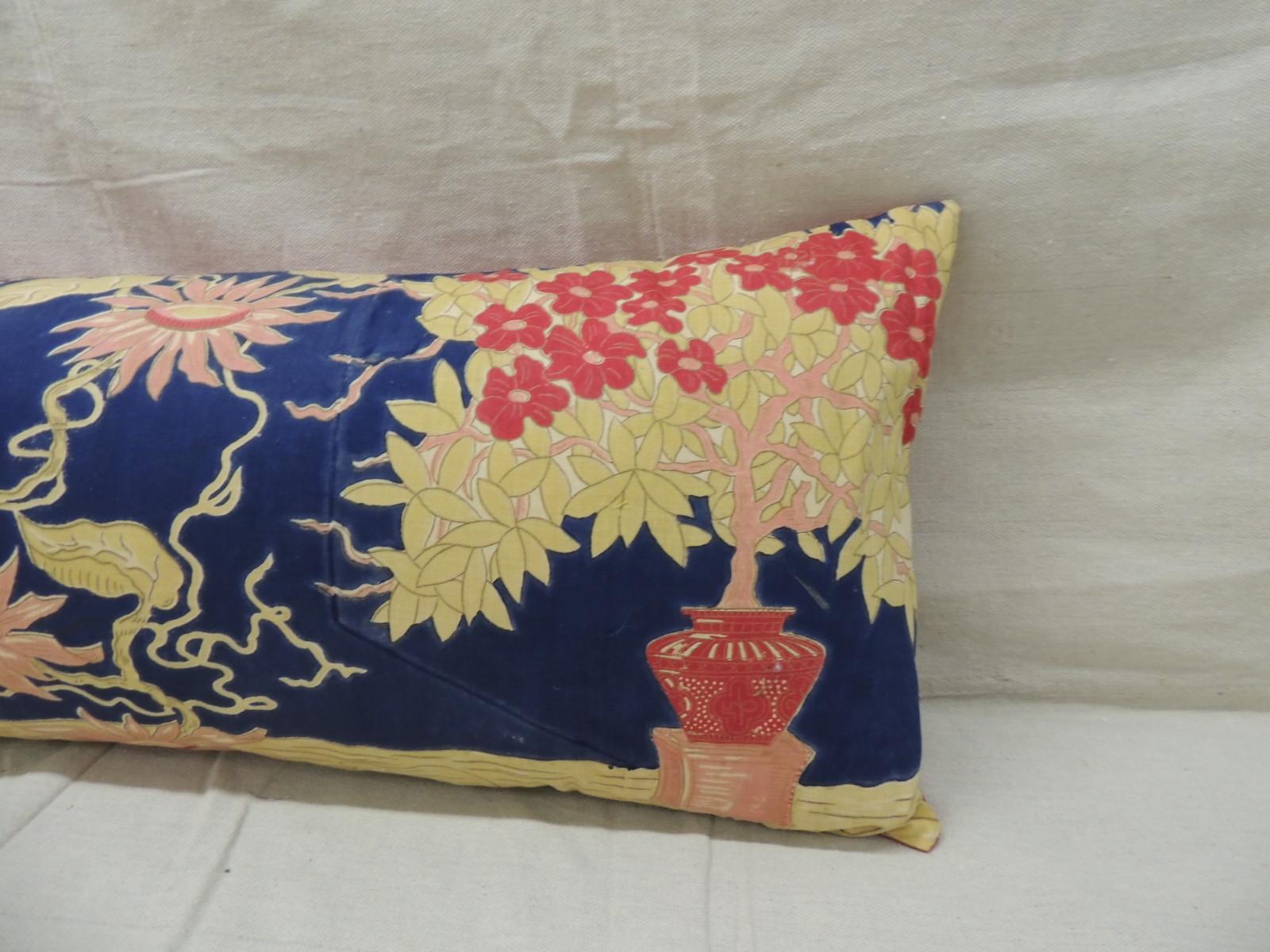 Antike gelbe und blaue indische Pfau lange Nackenrolle dekorative Kissen.
Darstellung von Pfau und Lebensbaum.
Leinenunterlage mit rosa Textur.
Dekoratives Kissen, handgefertigt und entworfen in den USA.
Verschluss durch Steppung (kein