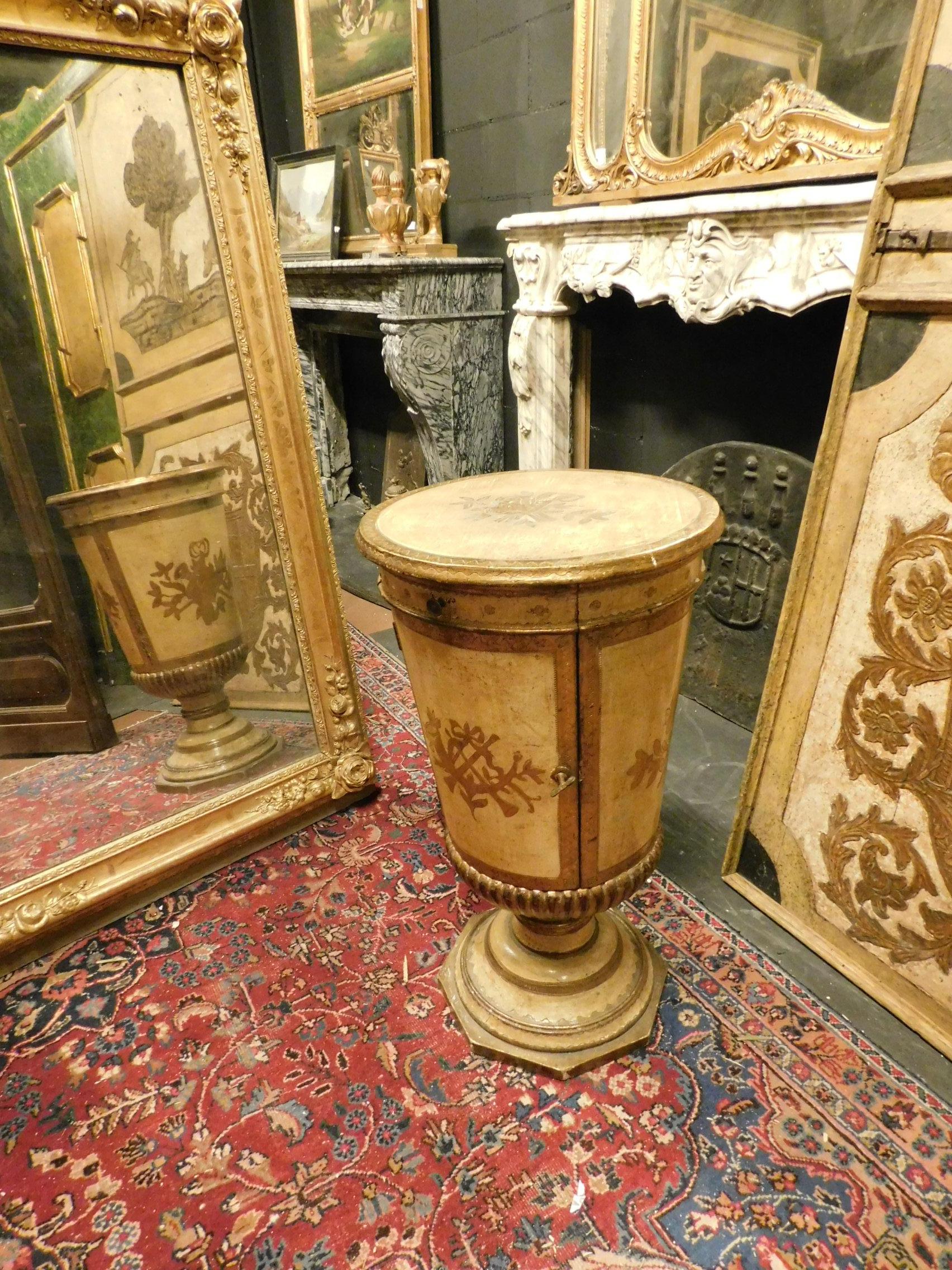 Antique Yellow and Gold Lacquered Wooden Nightstand or Cabinet, 1800, France In Good Condition In Cuneo, Italy (CN)