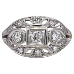 Bague ancienne en or jaune et blanc à motif filigrané de diamants