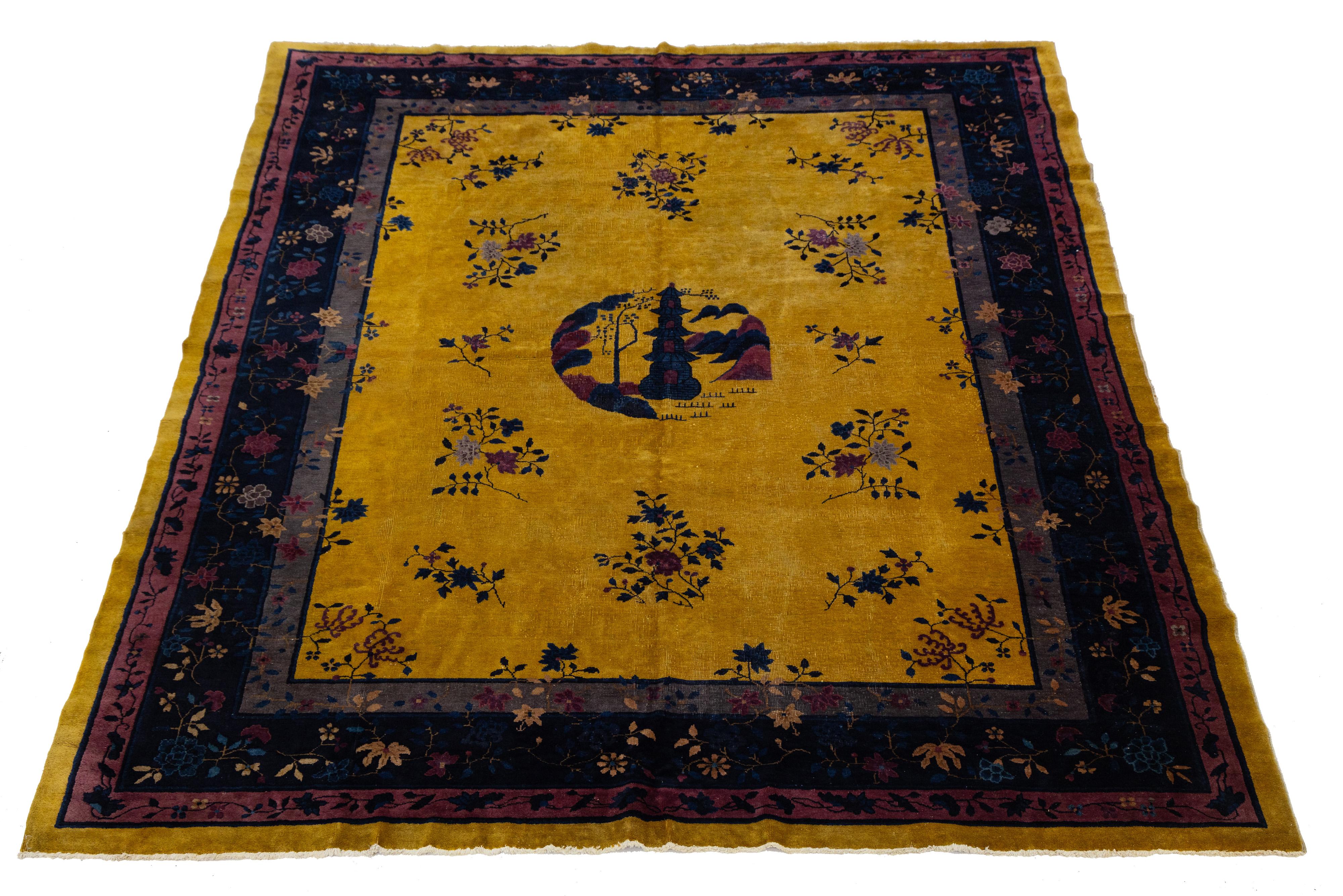 Bellissimo tappeto antico cinese Art Deco, annodato a mano in lana con campo dorato, cornice blu navy, rossa e accenti multicolore in un sottile disegno floreale classico cinese all-over.

Questo tappeto misura: 9