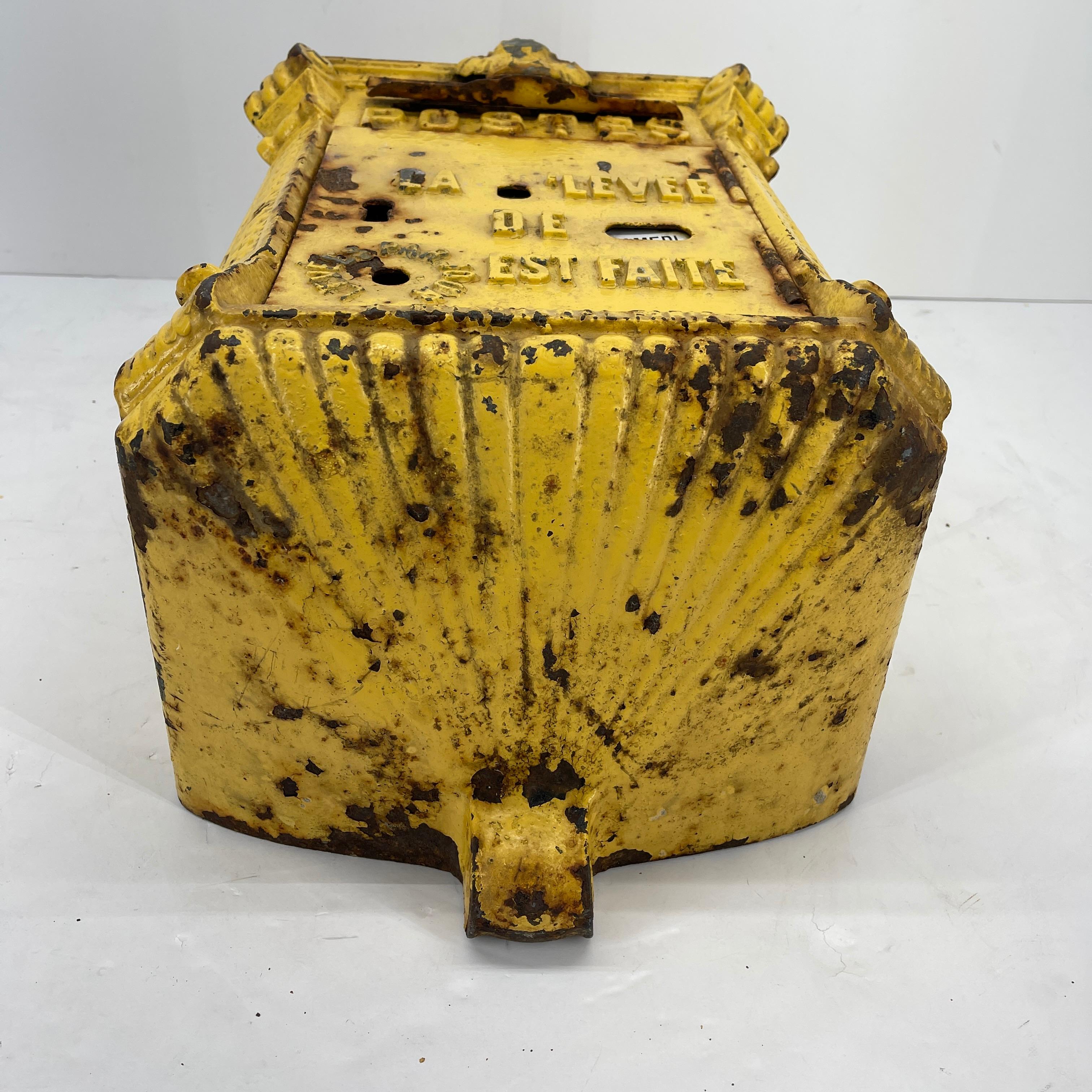 Antike gelbe Gusseisen Französisch Mailbox.
Dieser seltene Schatz ist auf die frühen 1900er bis 1930er Jahre datiert. Gusseisen und Stahl wurden bei der Herstellung von Briefkästen verwendet, beginnend um 1900 in Frankreich. Sie wurden nach ihrem
