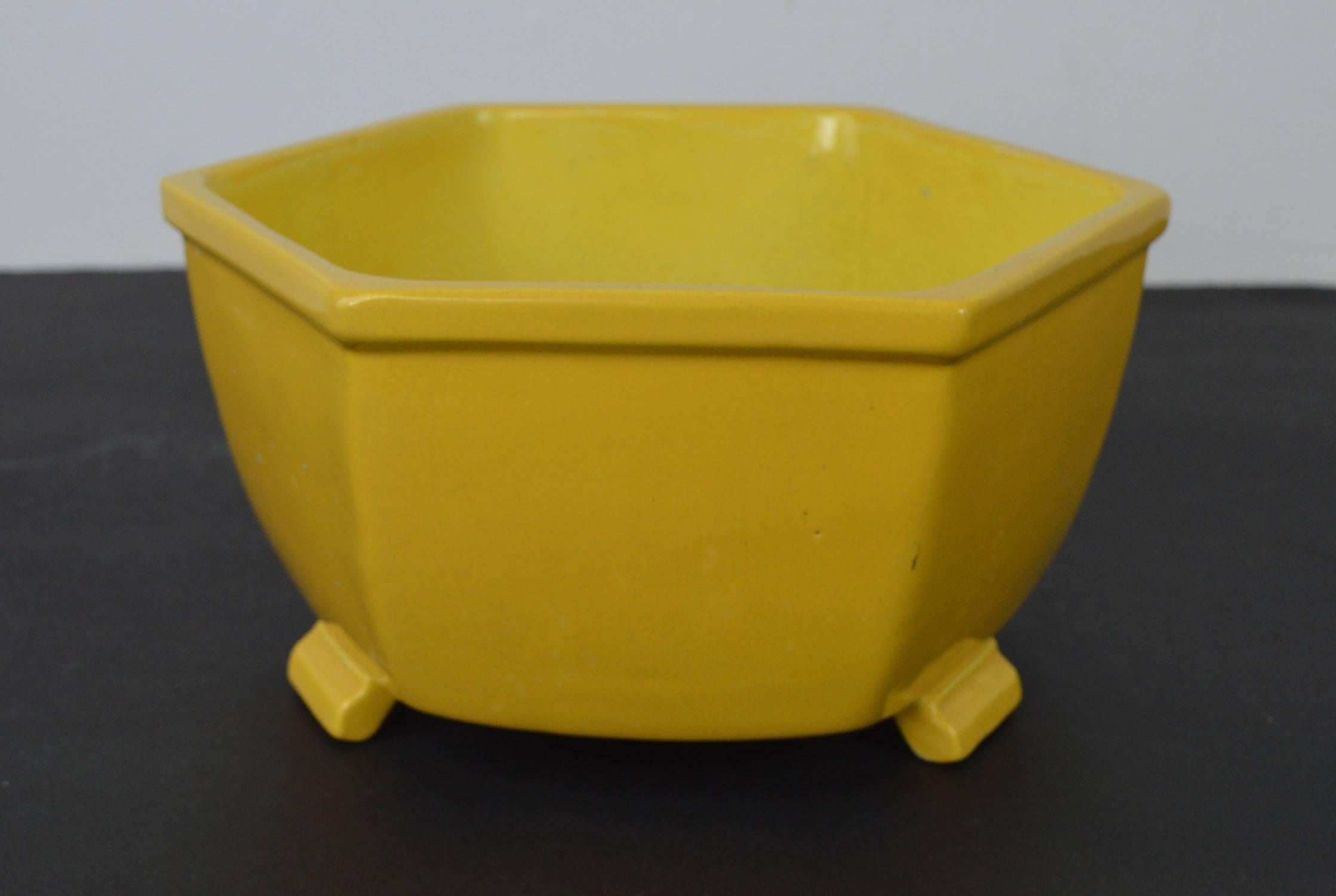 Chinese Export Antique Yellow Ceramic Bowl in Chinese Style