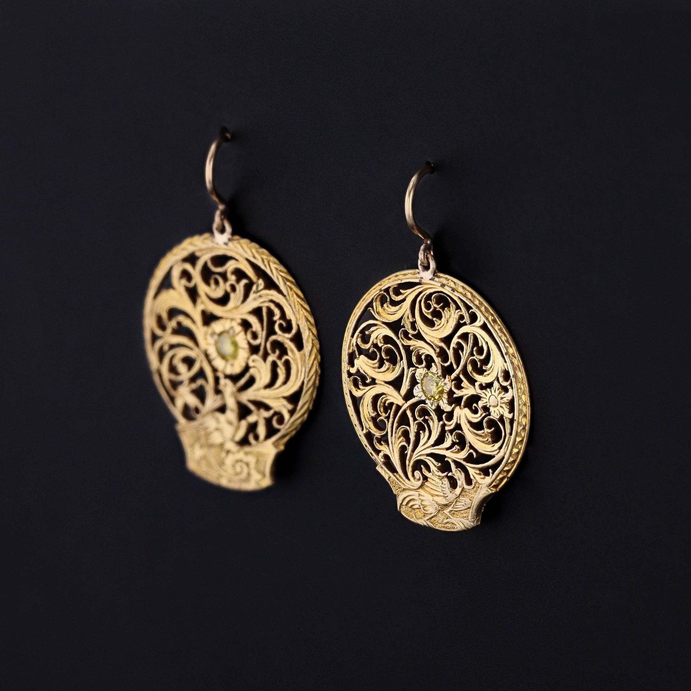 Questi orecchini antichi sono stati creati a partire da orologi georgiani (1780-1800 circa) aggiungendo diamanti gialli e fili d'oro 14k ai pendenti in oro dorato (o pinchbeck).

Ogni orecchino misura 1,25 pollici dalla parte superiore del filo