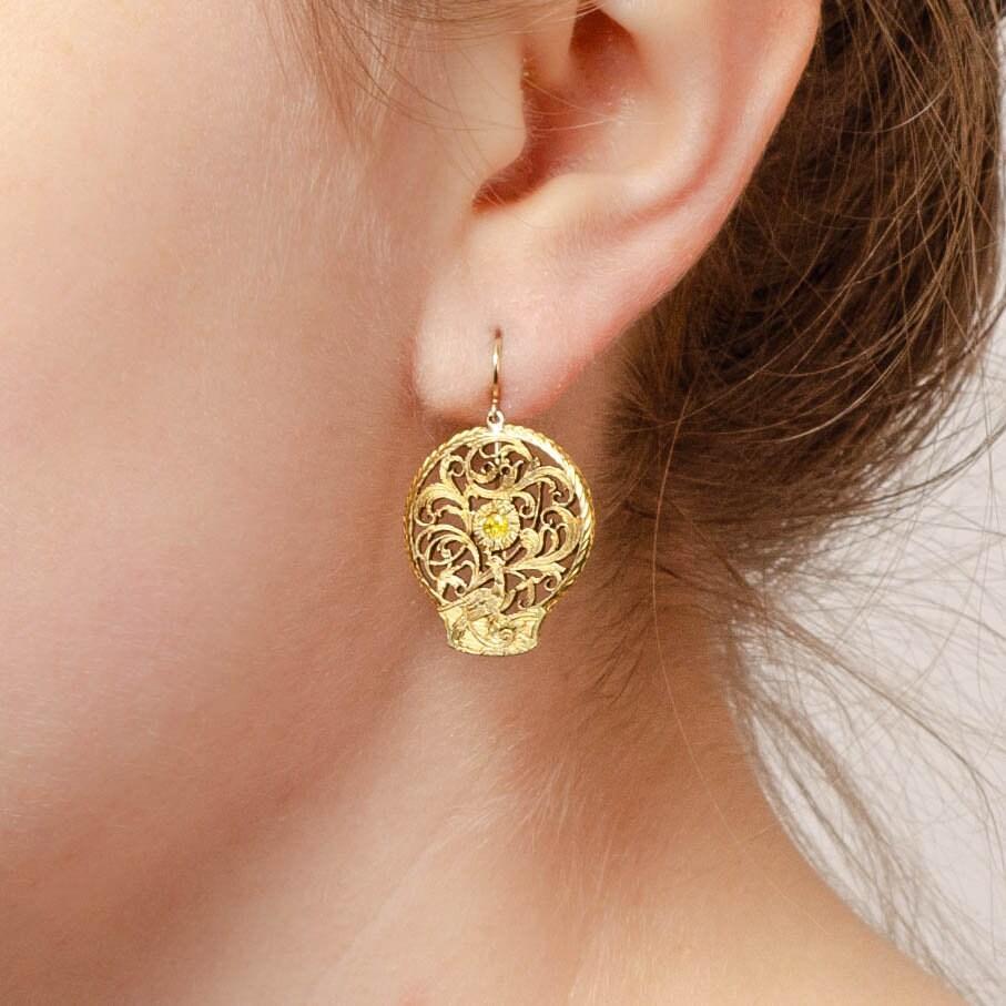 Donna Orecchini di conversione con diamante giallo antico in vendita