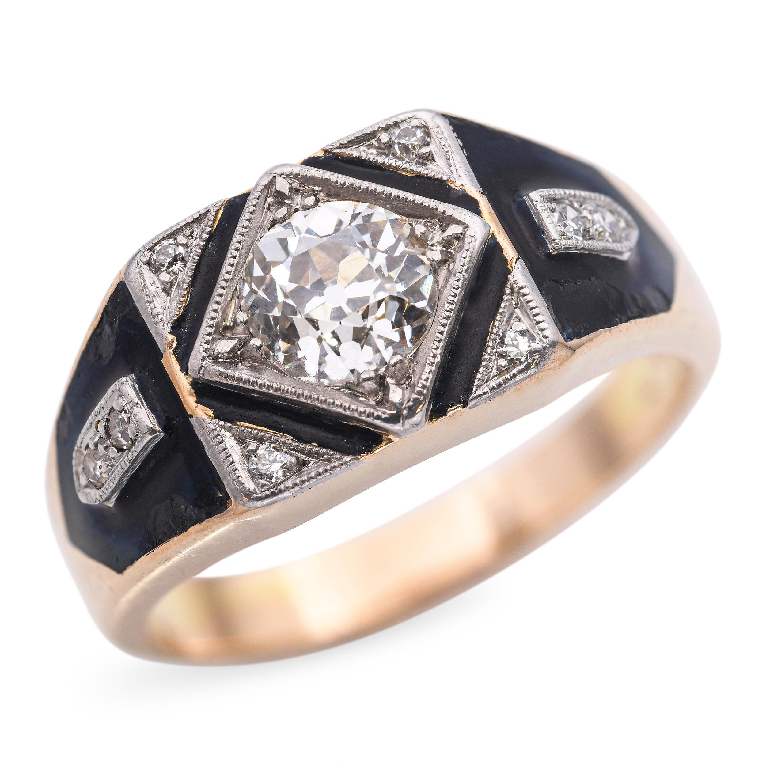 Un sorprendente anello antico realizzato in oro giallo, con un diamante centrale da 0,98 carati di purezza SI1 e colore J. Accentuato da altri diamanti che portano il peso totale a circa 1,02tcw, questo pezzo si distingue ulteriormente per i