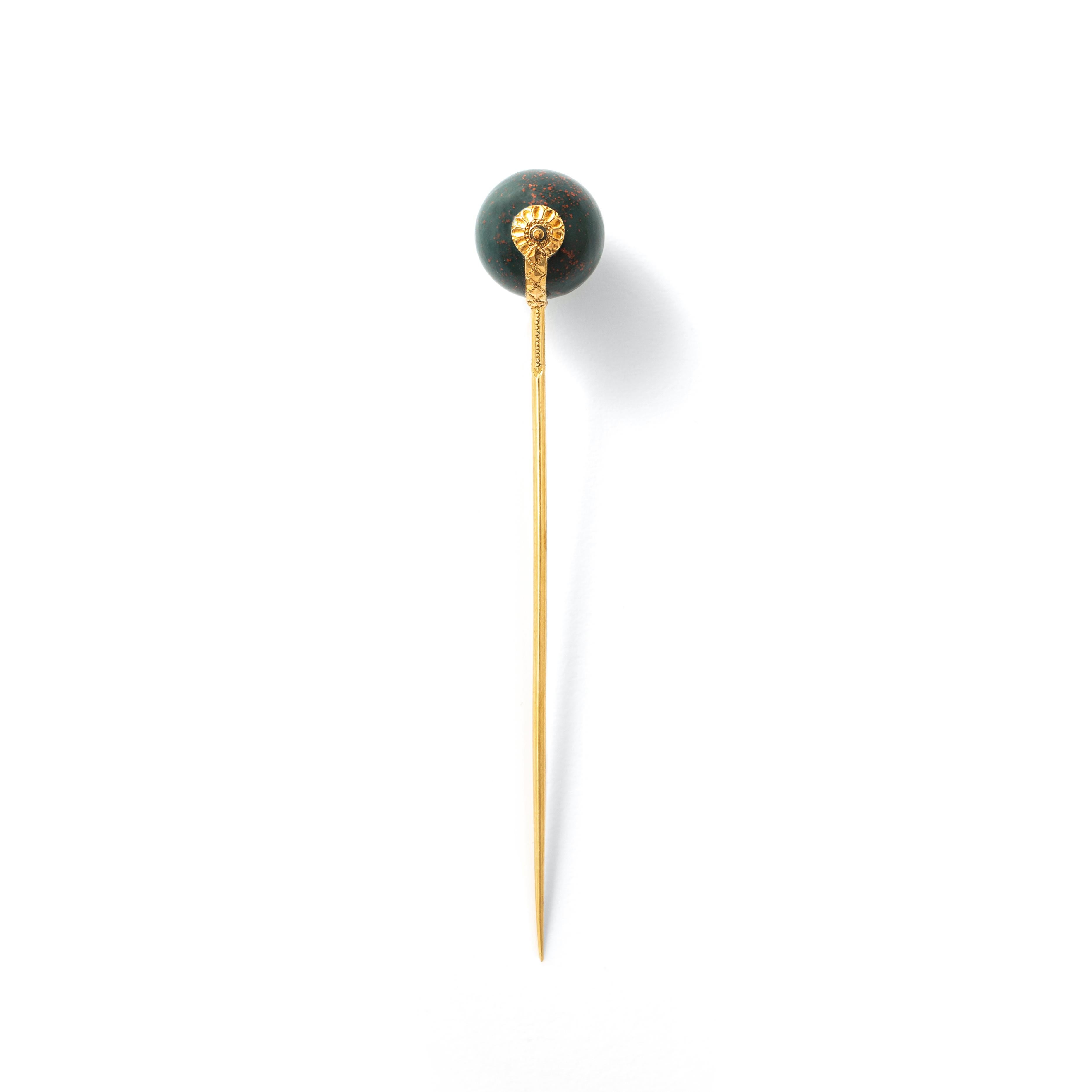 Gelbgold 18k Stern auf Jaspis Sphere Pin. Antike.
Anfang des 20. Jahrhunderts.
Gesamtlänge: 8.80 Zentimeter.
Gesamtgewicht: 6,55 Gramm.