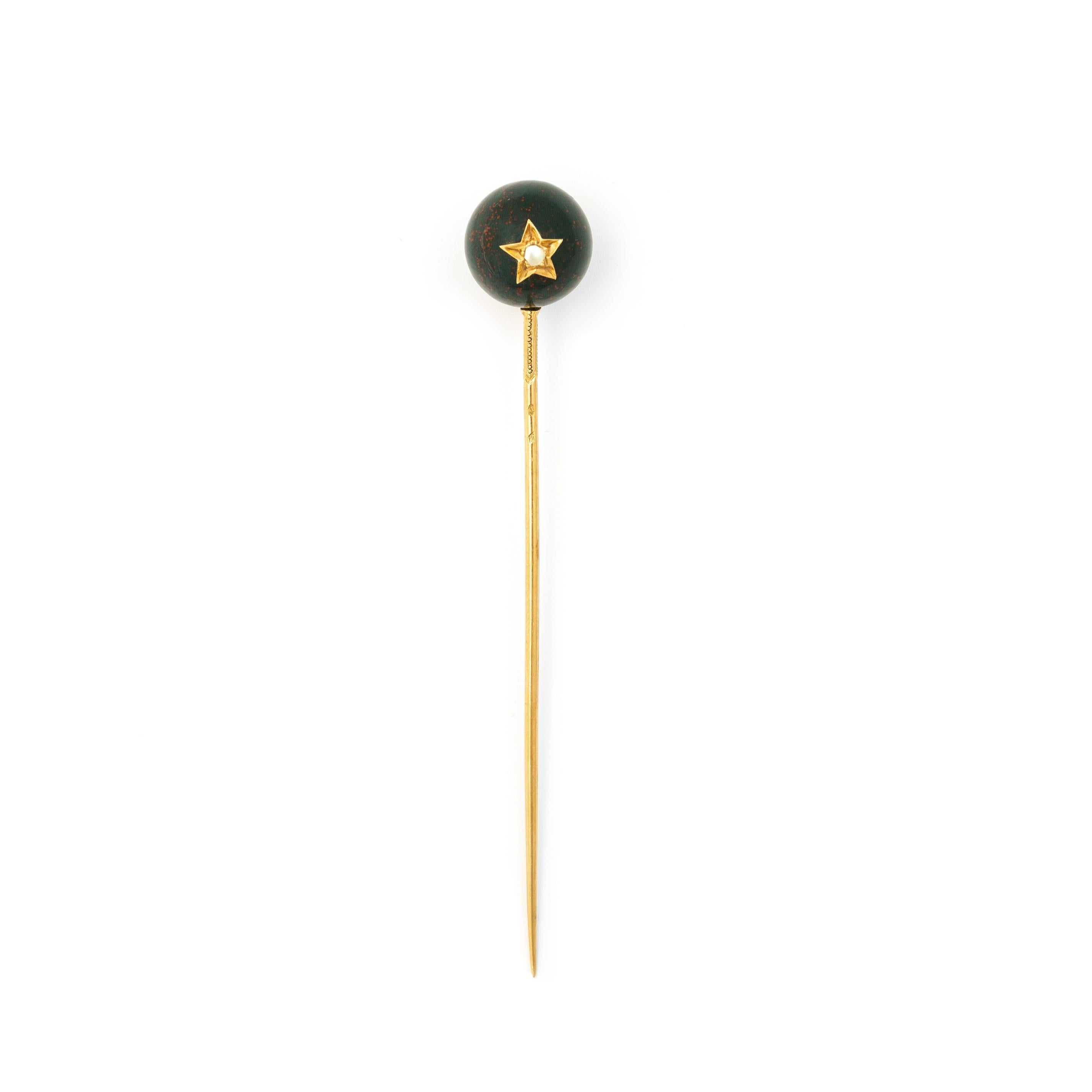 Yellow Gold 18k Star on Jasper Sphere Pin Early 20th Century In Excellent Condition For Sale In Geneva, CH