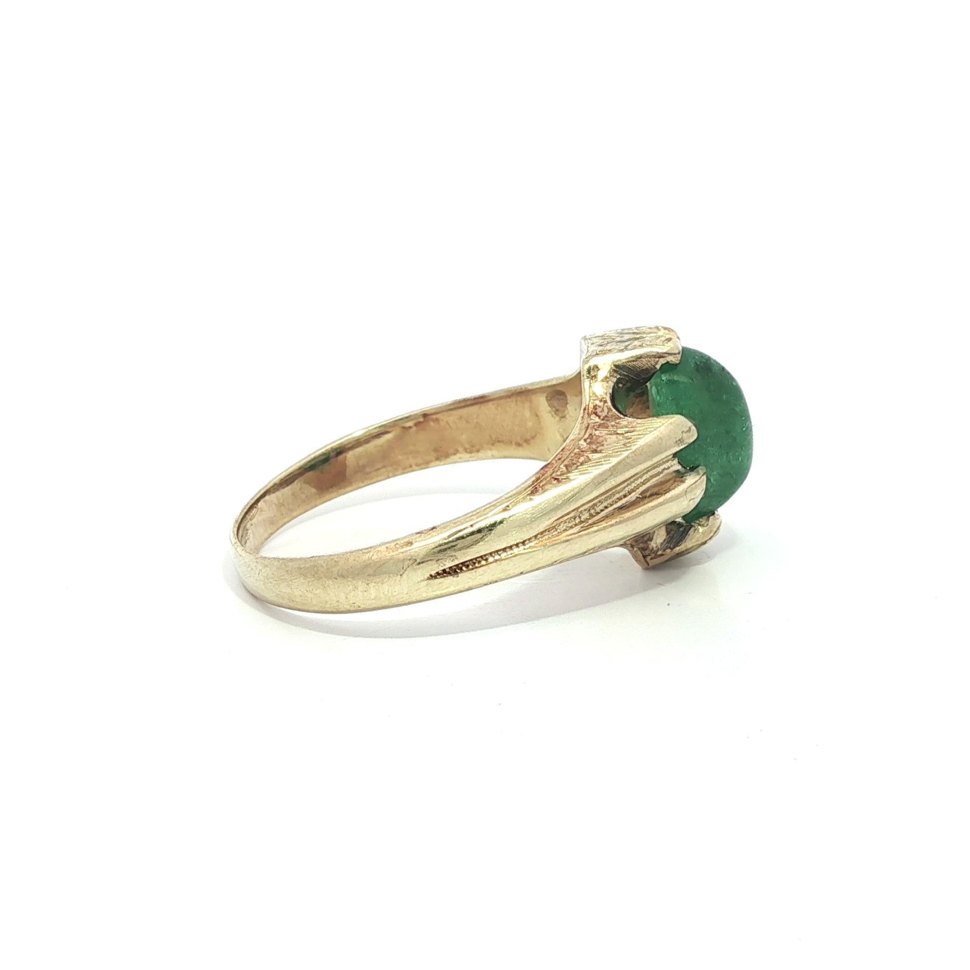 Antike Gelbgold 2ct Cabochon Smaragd Solitär Hand eingraviert Arbeit Ring im Zustand „Gut“ im Angebot in Montclair, NJ