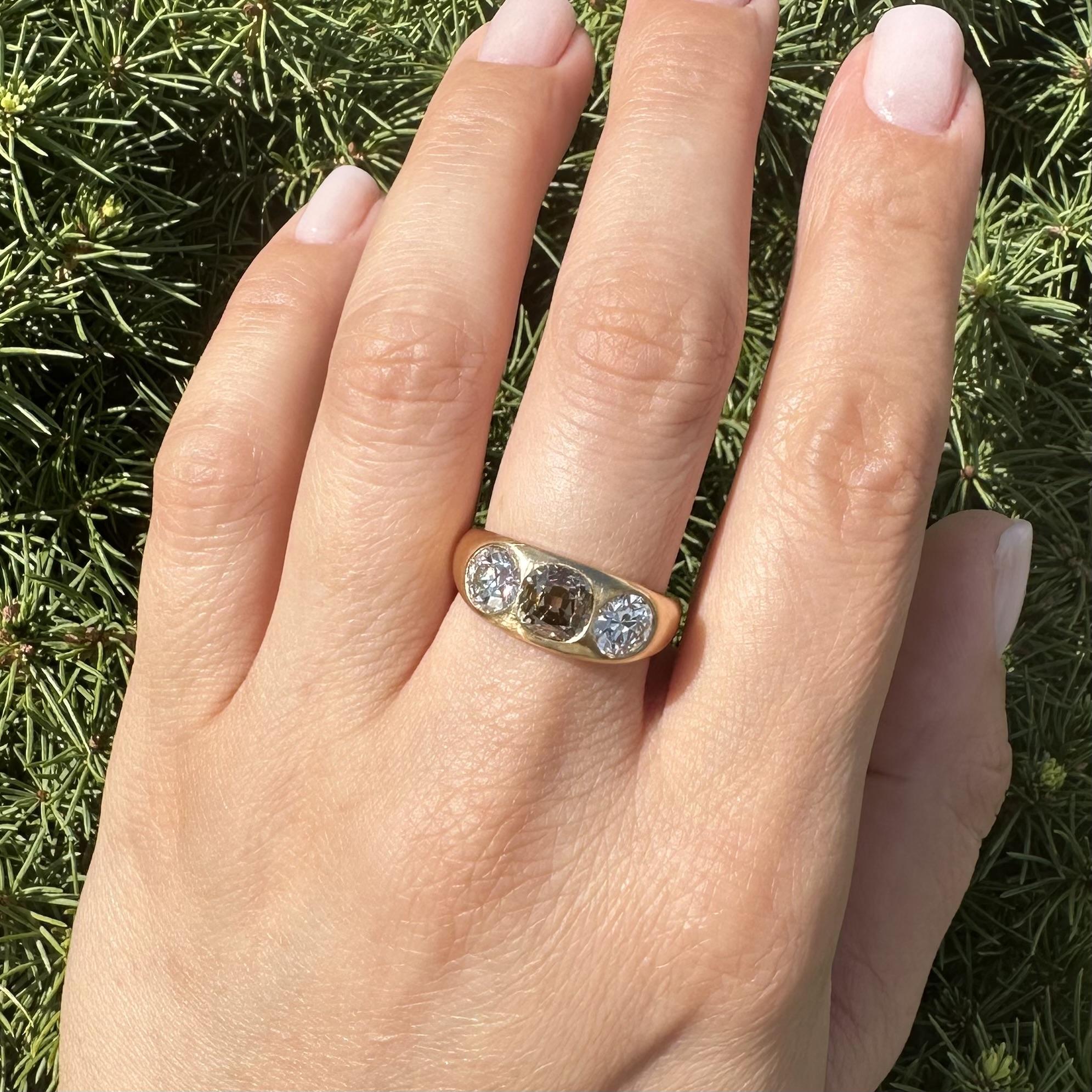 --Pietre: --
(1) Diamante naturale autentico - Taglio Old Mine - Incastonato a fuoco - Colore marrone giallastro - Purezza VS2 - Bel diamante antico - 1,50ct (circa)
(2) Diamanti naturali autentici - taglio europeo antico - incastonati - colore G/H