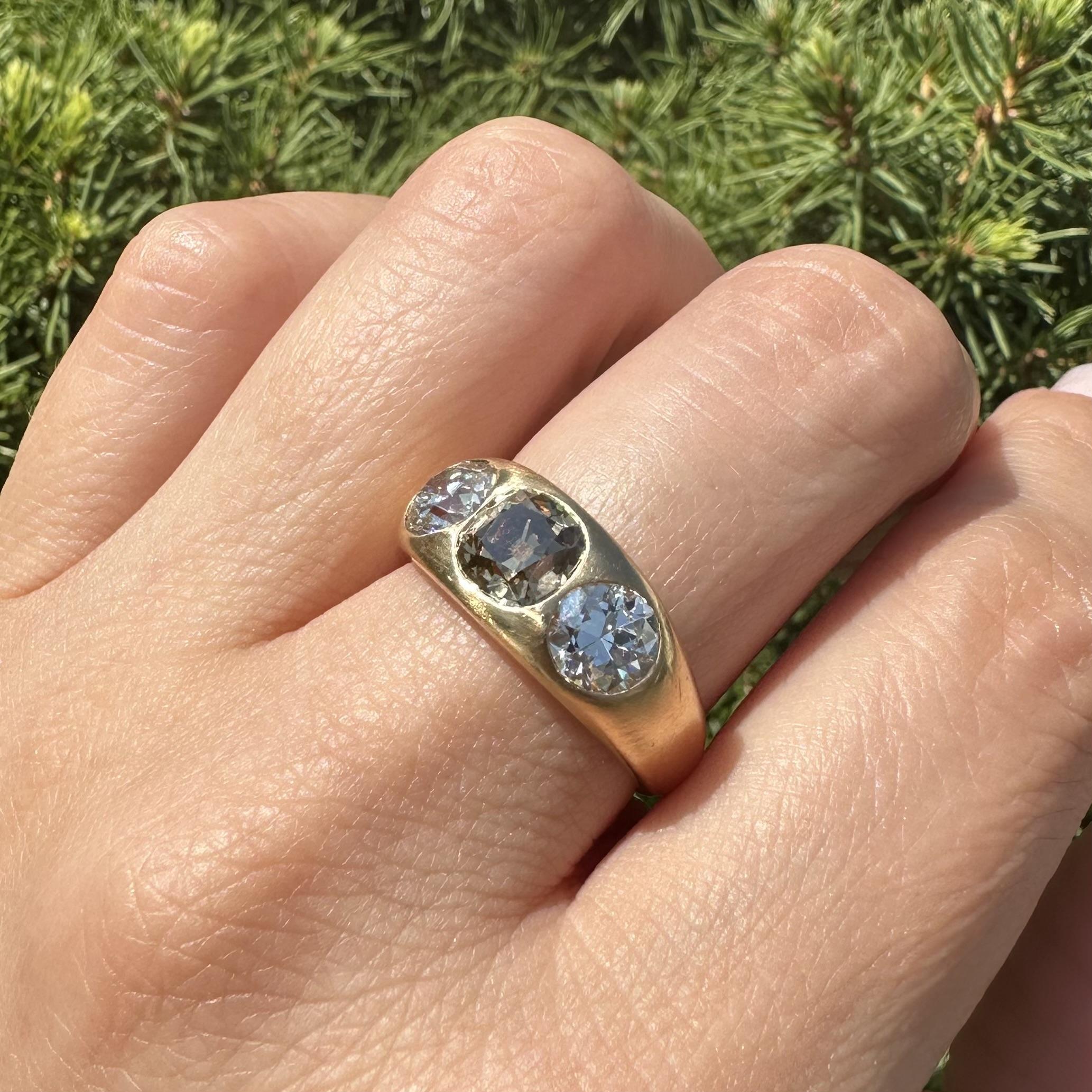 Taglio vecchia miniera Anello a fascia spazzolato in oro giallo antico con diamanti marroni taglio Old Mine da 3,05 ct. in vendita