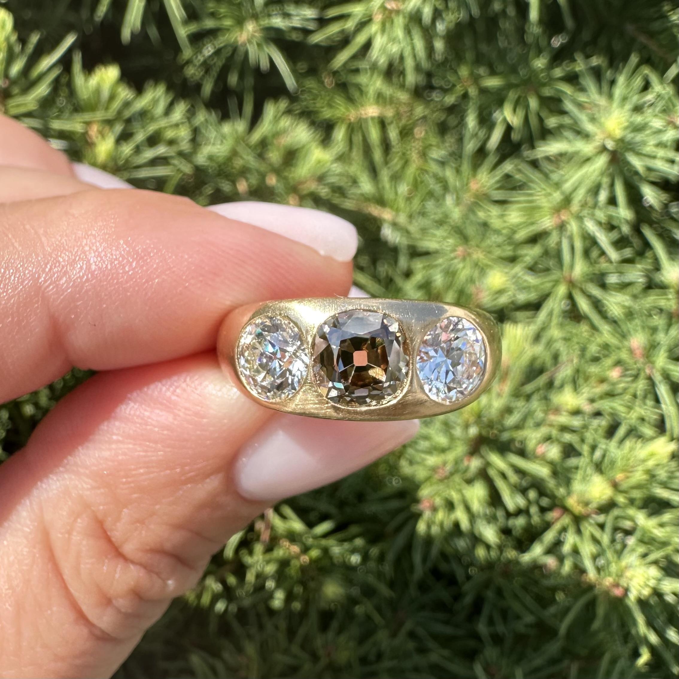 Anello a fascia spazzolato in oro giallo antico con diamanti marroni taglio Old Mine da 3,05 ct. In condizioni ottime in vendita a Montclair, NJ