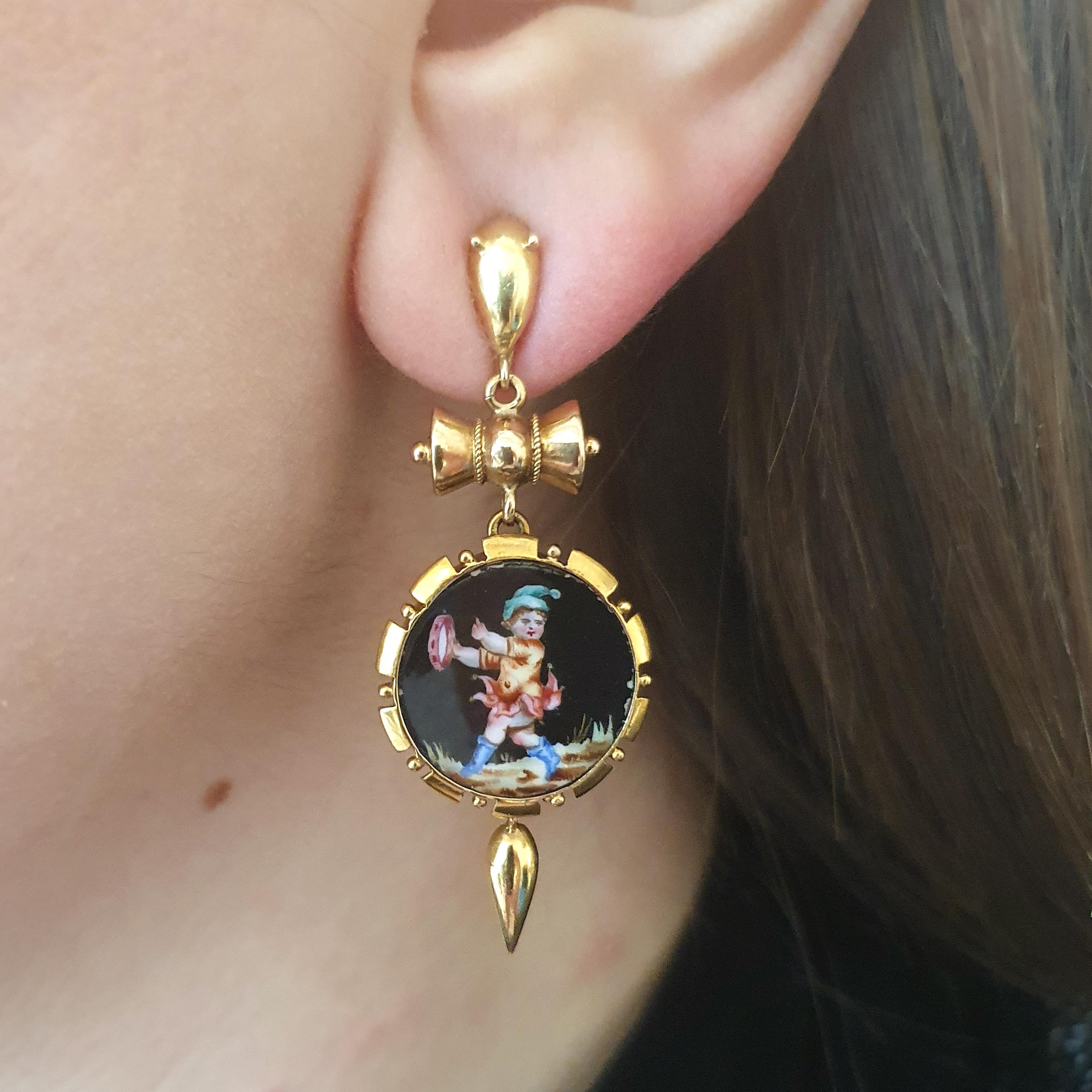 Lovely earrings holding folklore characters on porcelain mounted on yellow gold.

Total weight: 7.24 grams
Total lenght: 5.20 cm
Width max. : 2.00cm 
