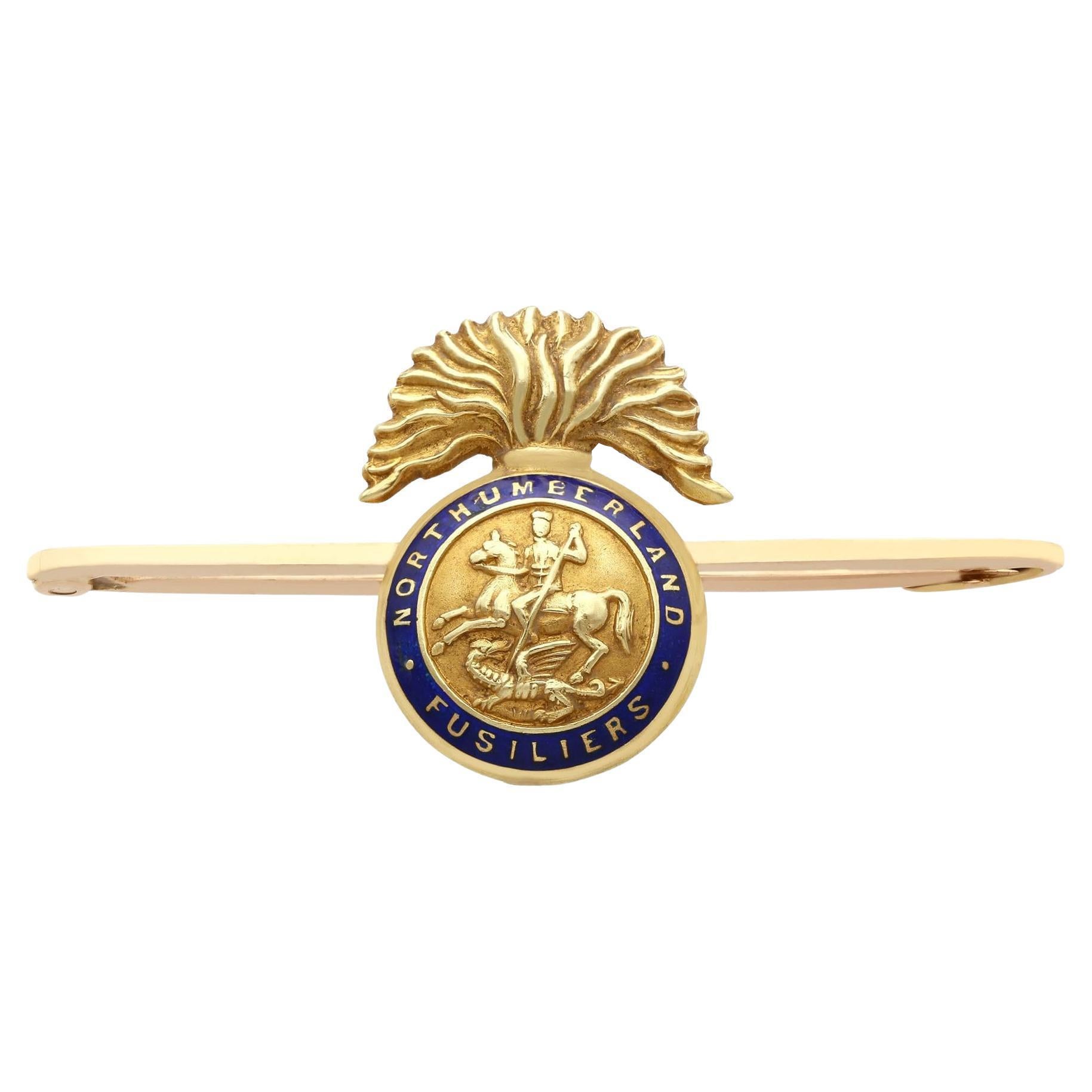 Spilla antica in oro giallo e smalto Northumberland Fusiliers