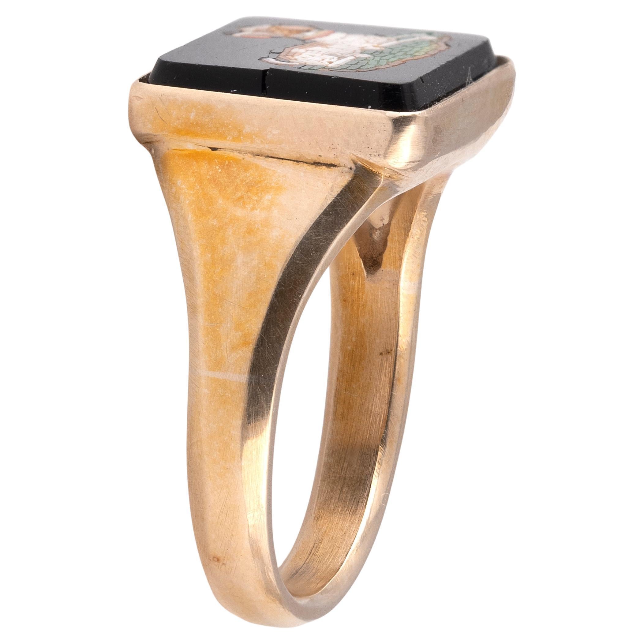 Anillo Antiguo de Oro Amarillo y Micromosaico para Perro Victoriano en venta