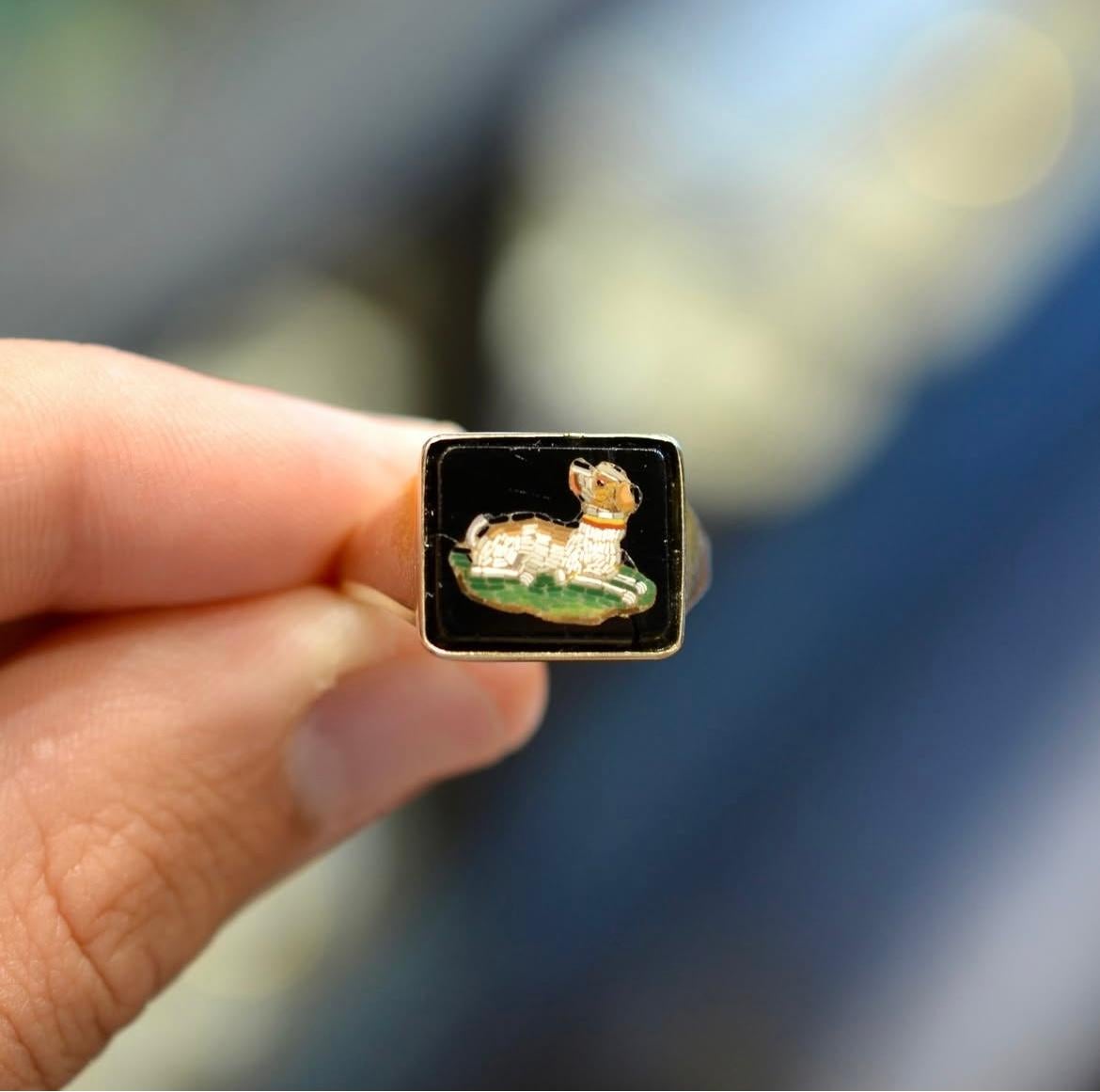 Bague chien en or jaune antique et micromosaïque Unisexe en vente