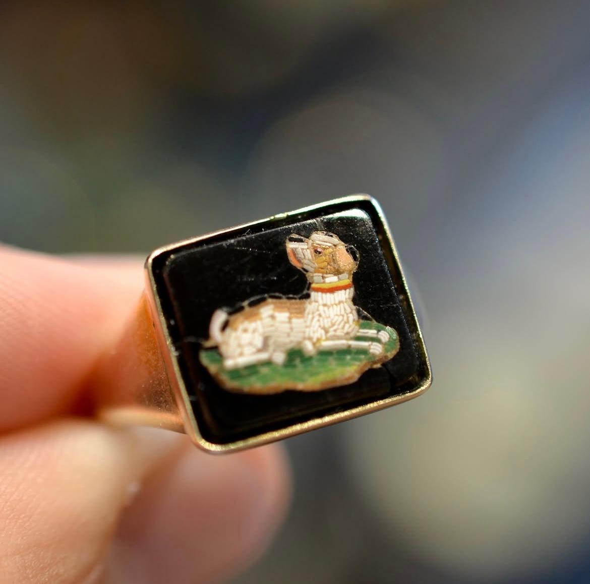 Bague chien en or jaune antique et micromosaïque en vente 1