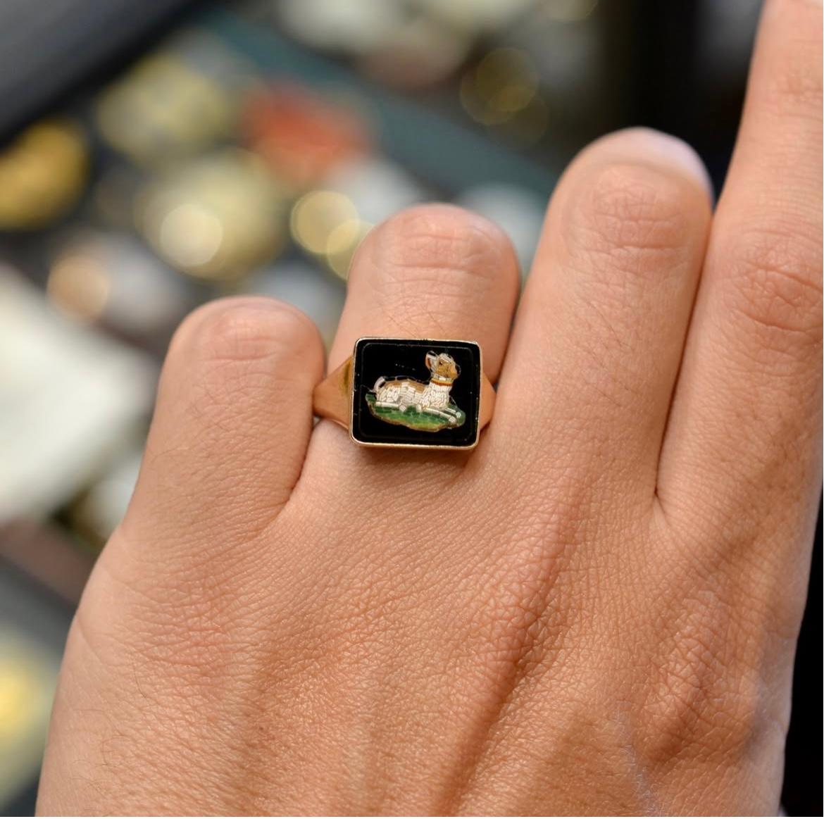 Bague chien en or jaune antique et micromosaïque en vente 2