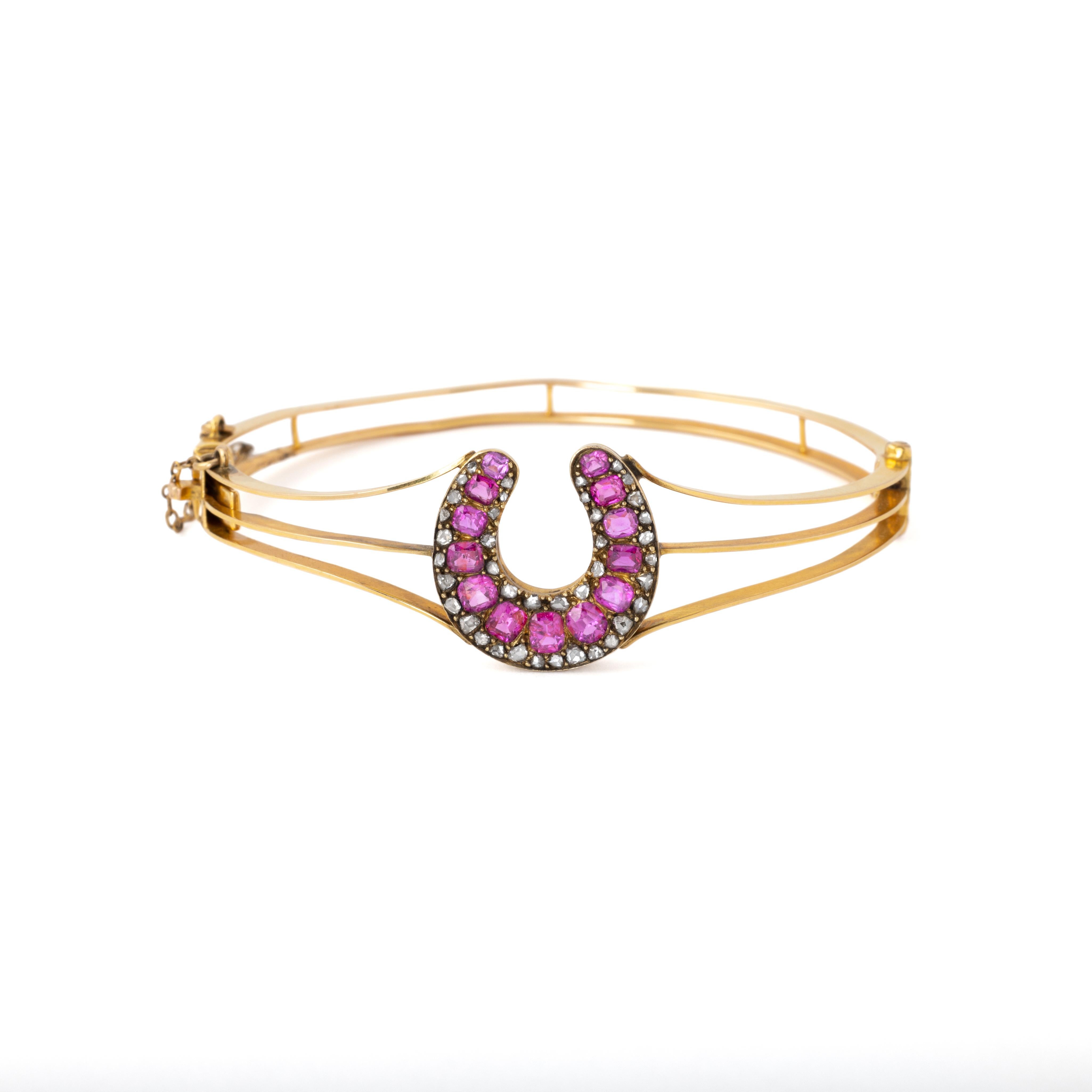 Brazalete victoriano en forma de herradura de oro amarillo de 18 quilates con rubíes naturales y diamantes talla rosa;

La herradura es de la década de 1860 y se montó como brazalete en la década de 1960

Precioso brazalete. Cabe cómodamente hasta
