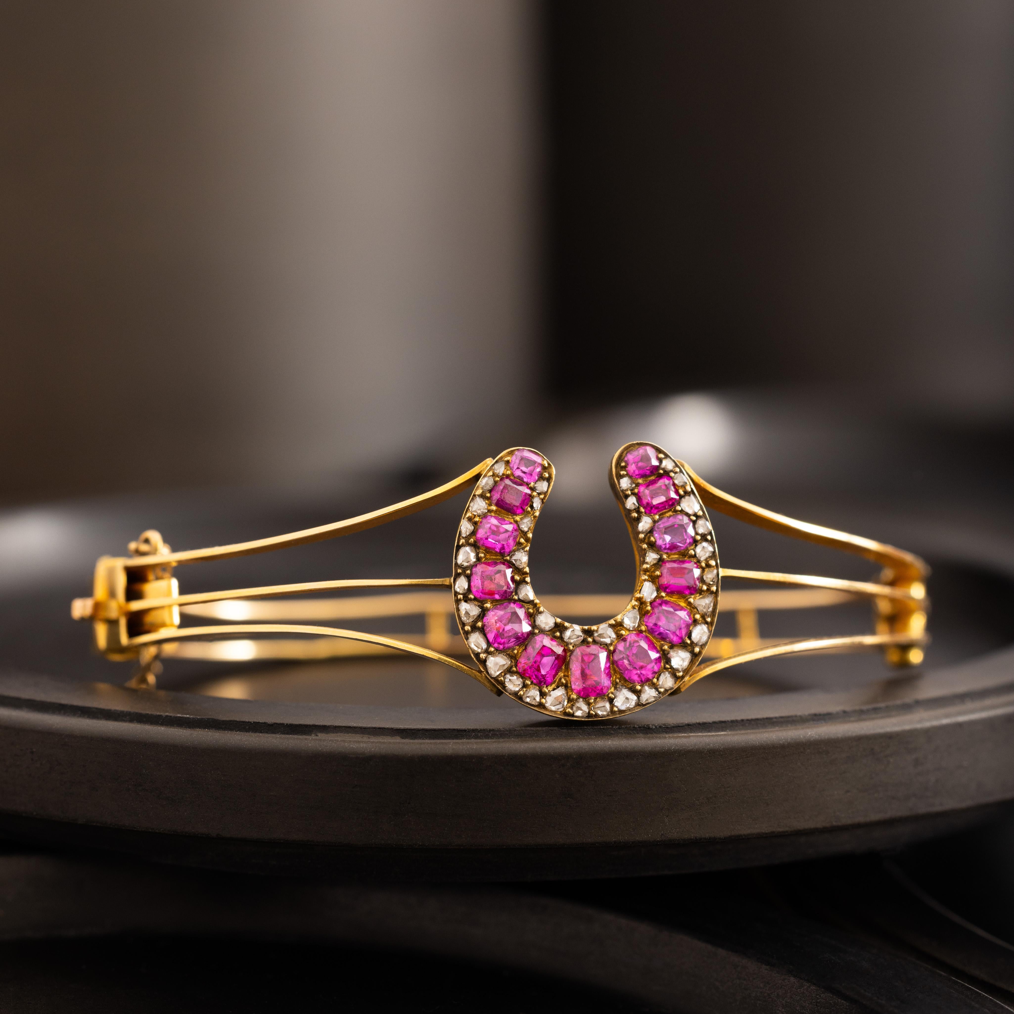 Brazalete de herradura antiguo de oro amarillo y rubíes y diamantes en venta 1