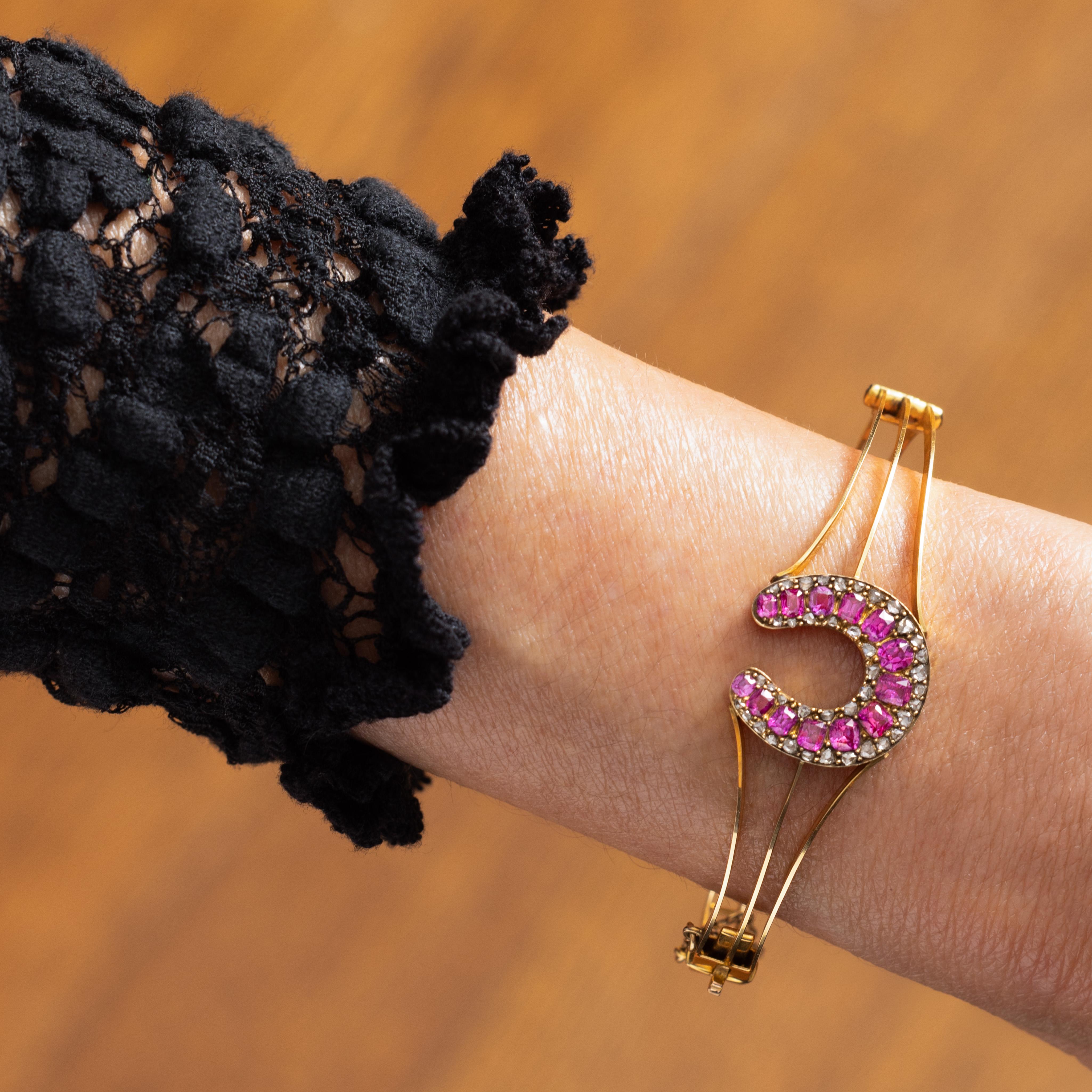 Brazalete de herradura antiguo de oro amarillo y rubíes y diamantes en venta 2