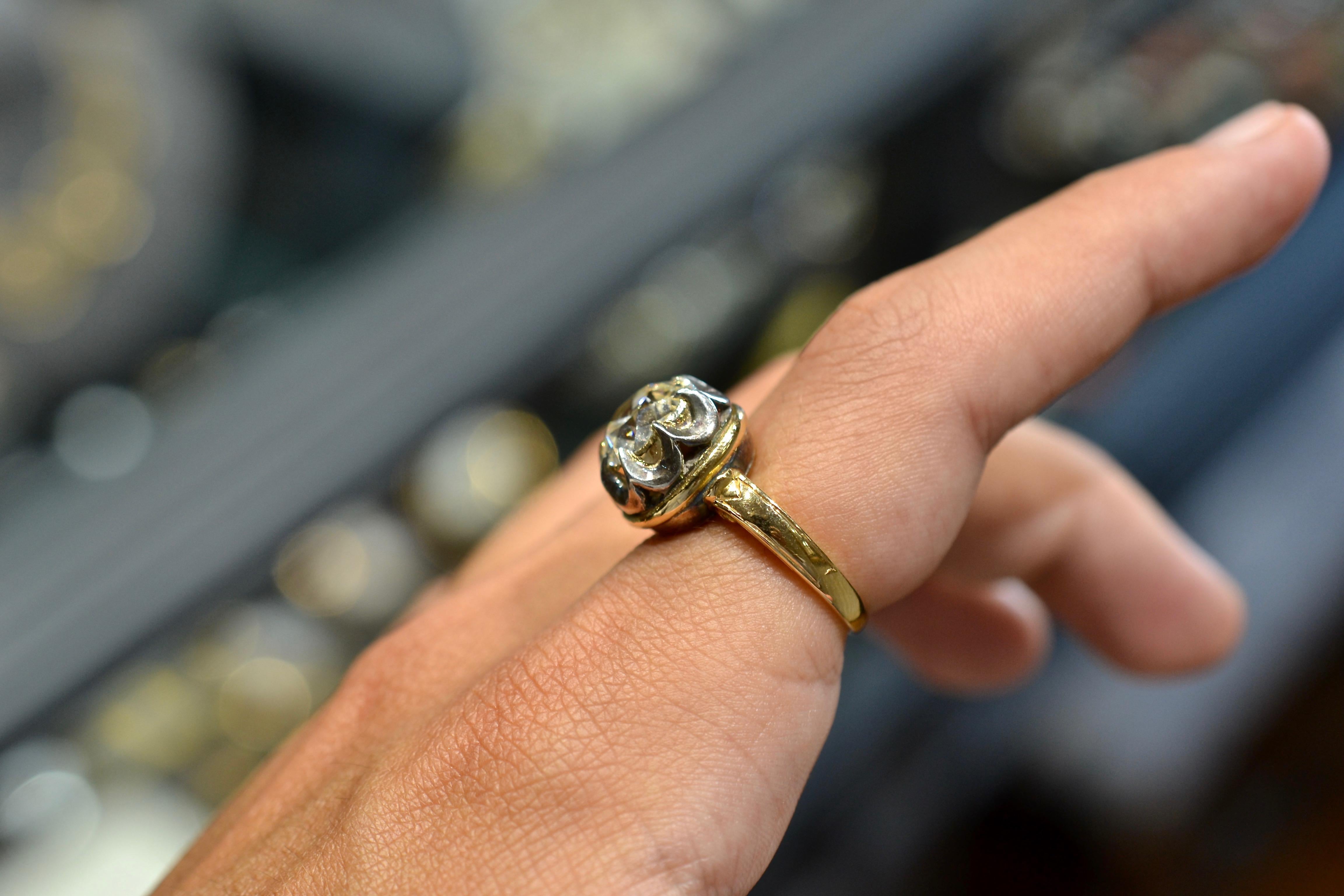 Antique Yellow Gold And Silver Old Cut Diamond 4 Carat Ring In Excellent Condition For Sale In Firenze, IT