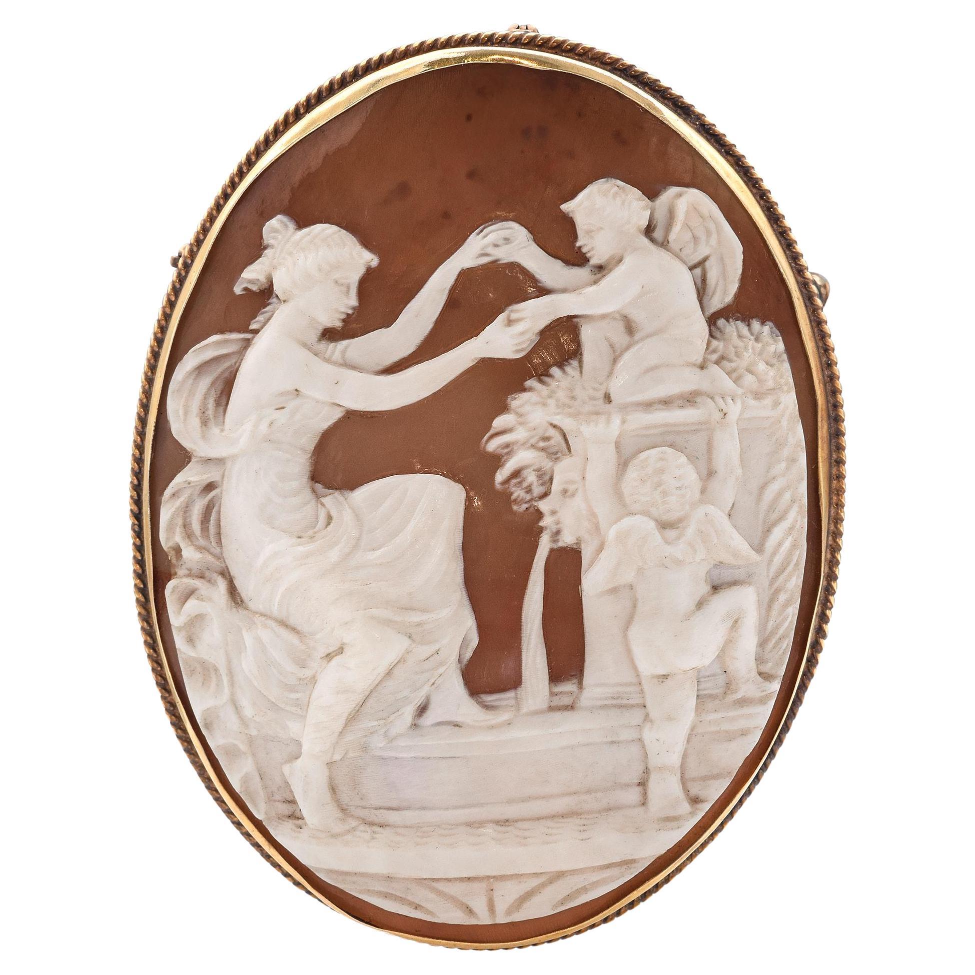 Pendentif broche camée ancienne en or jaune représentant Aphrodite jouant avec ses deux fils