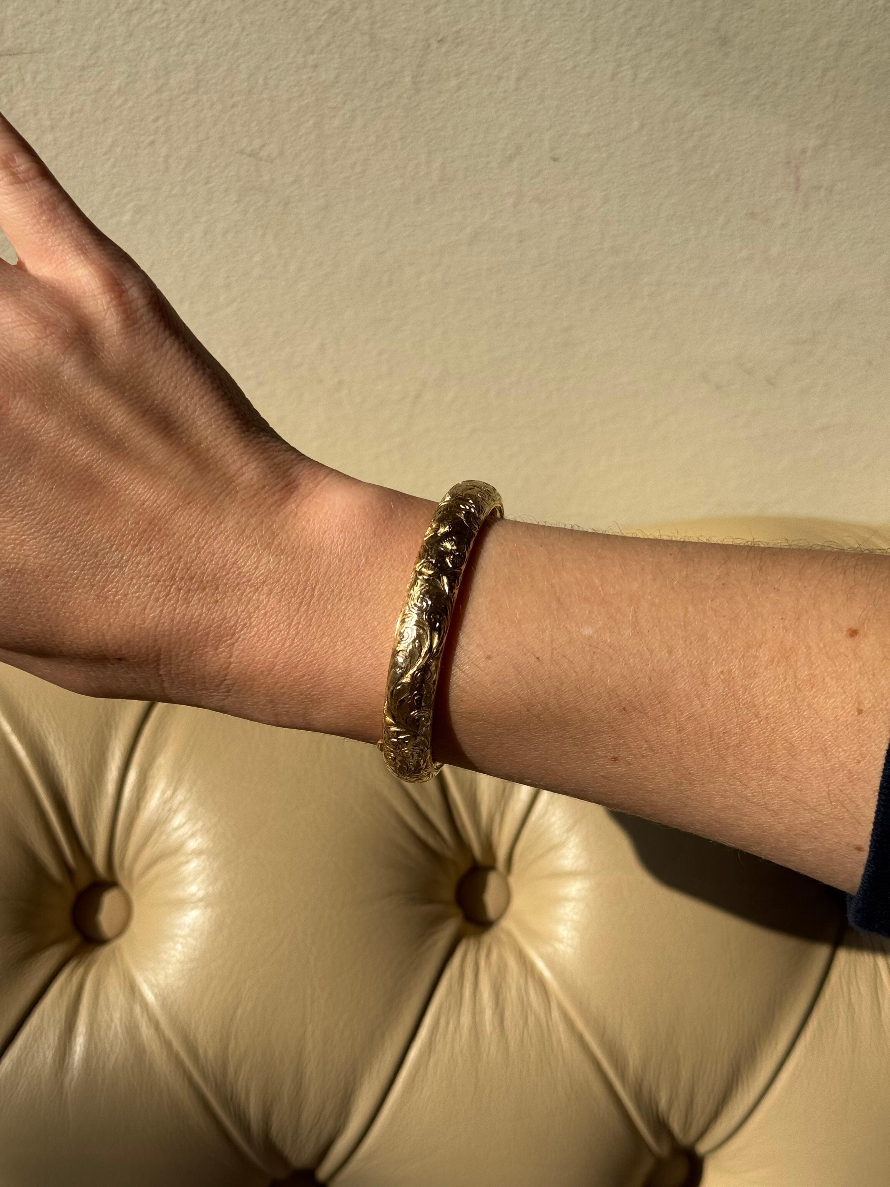 Bracelet ancien en or jaune 14k sculpté.
Le bracelet s'adapte confortablement à un poignet d'environ 7