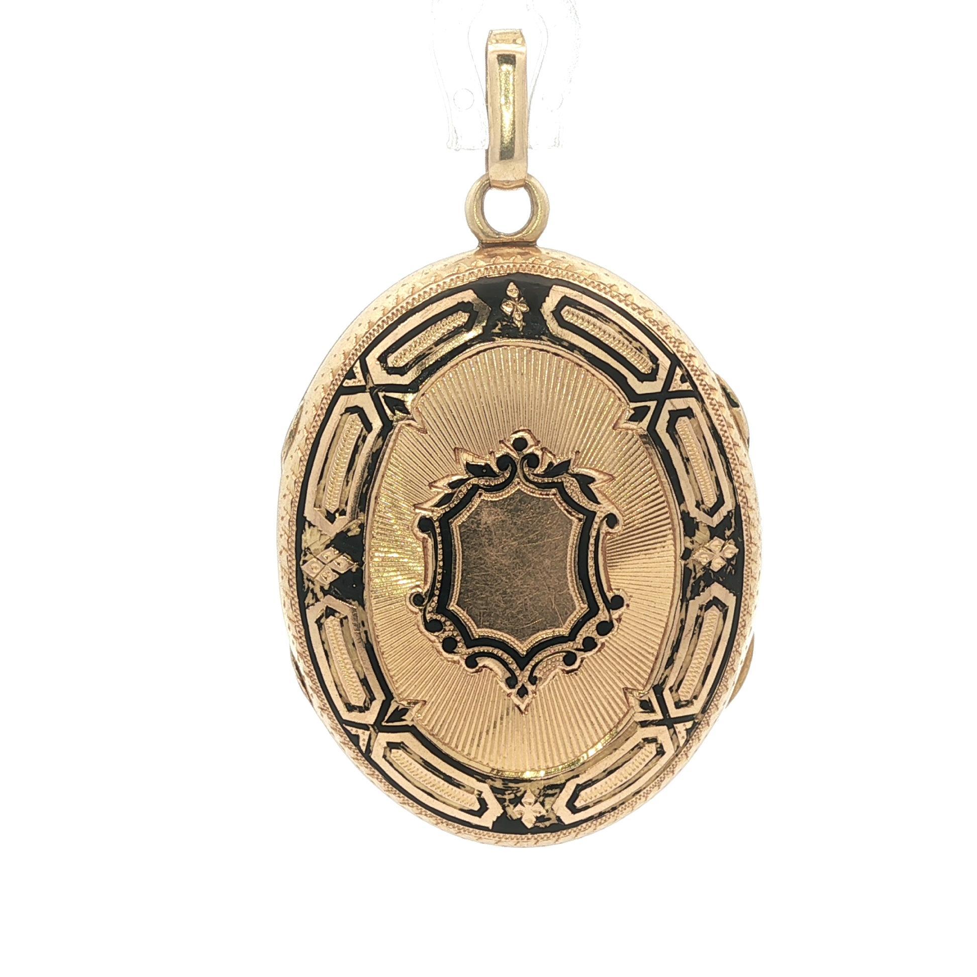 Pendentif ovale en or jaune antique avec émail noir détaillé Bon état - En vente à Montclair, NJ