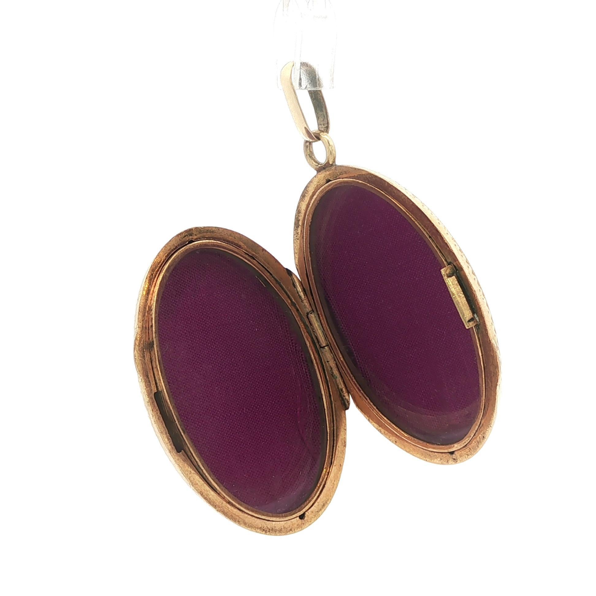 Pendentif ovale en or jaune antique avec émail noir détaillé Pour femmes en vente