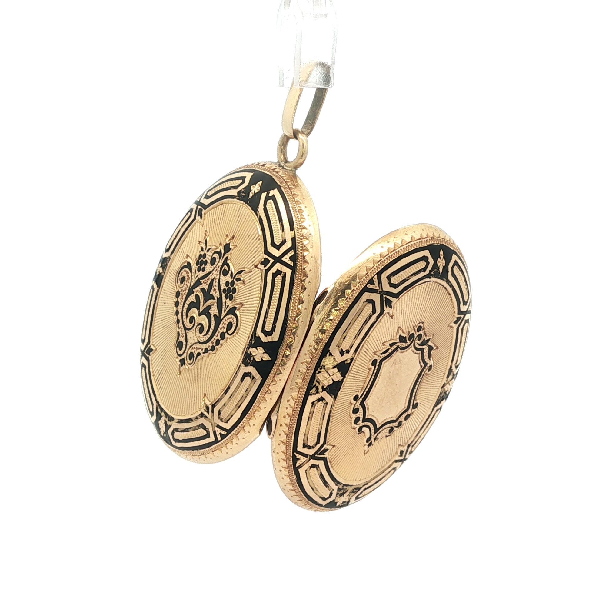 Pendentif ovale en or jaune antique avec émail noir détaillé en vente 1