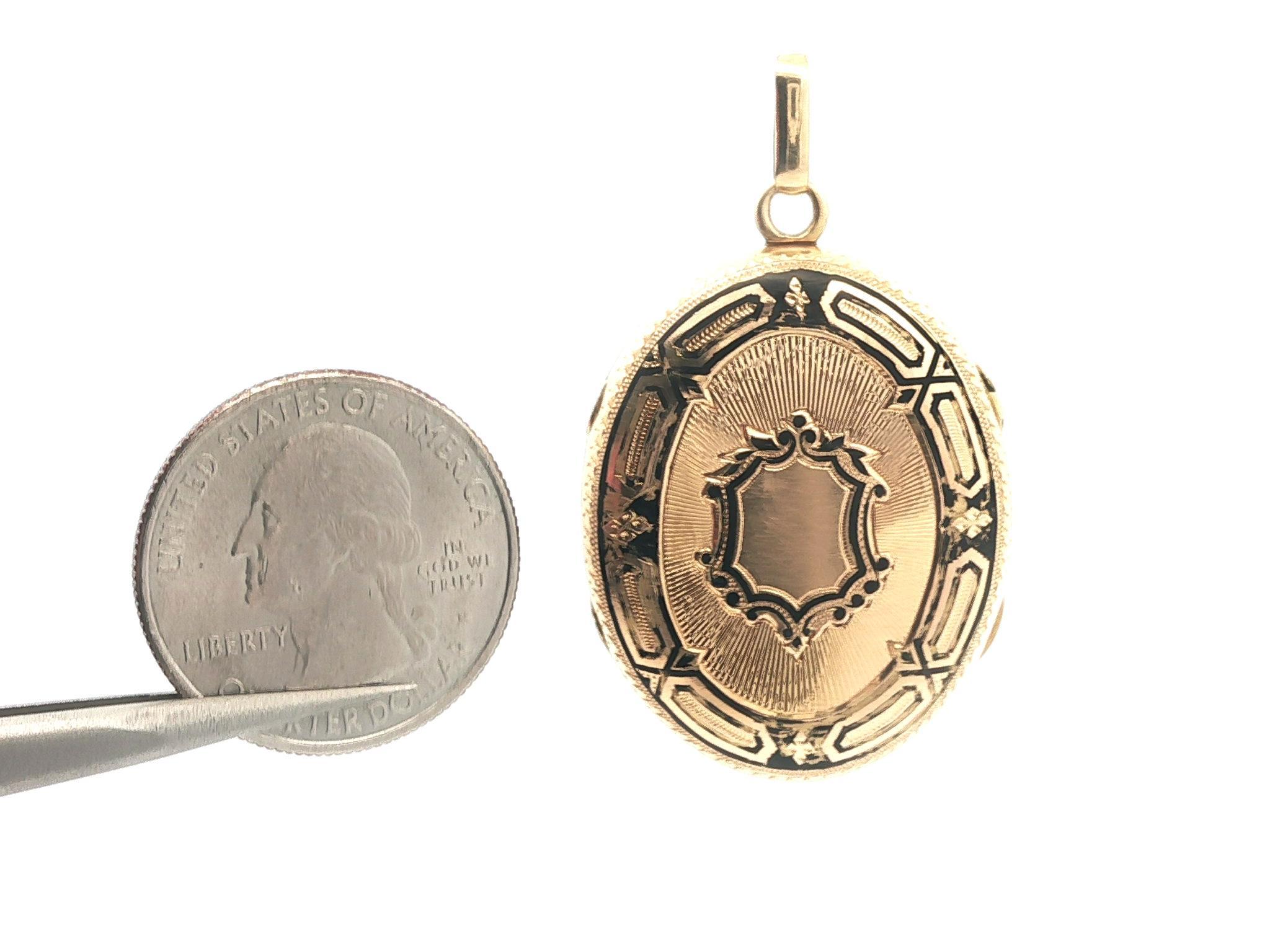 Pendentif ovale en or jaune antique avec émail noir détaillé en vente 2