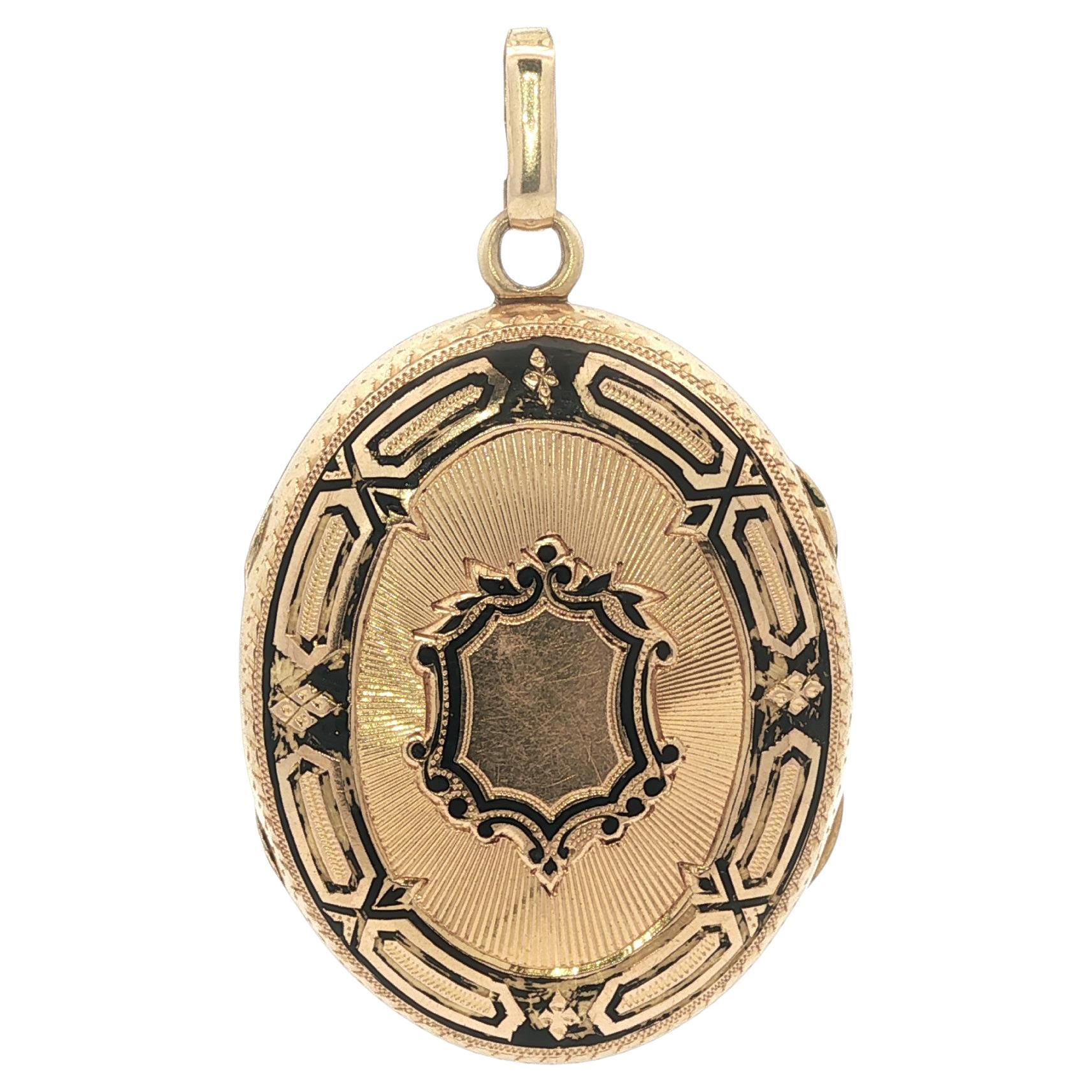 Pendentif ovale en or jaune antique avec émail noir détaillé