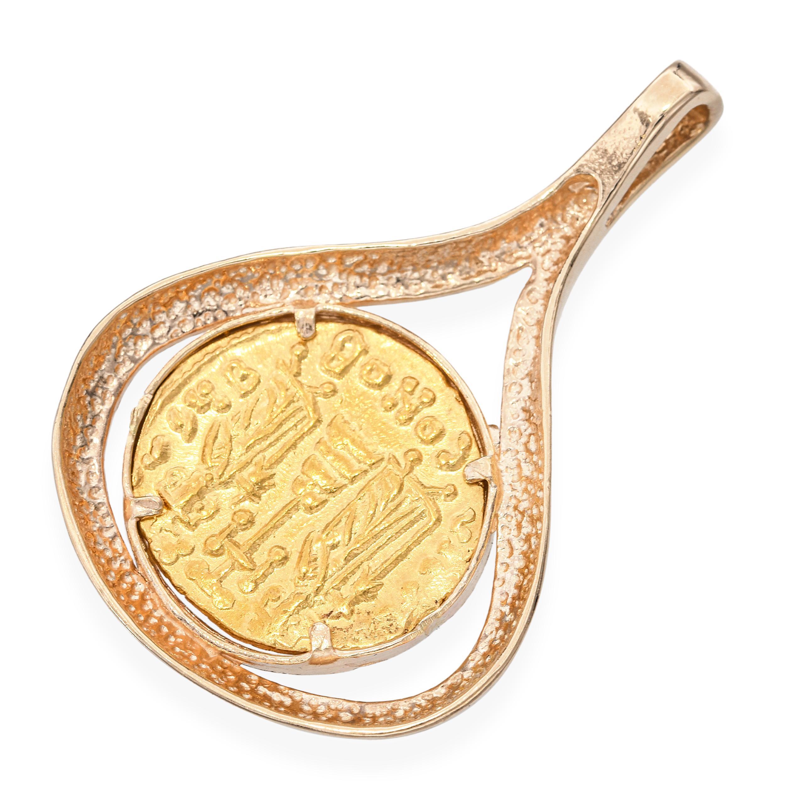Ce pendentif remarquable est orné d'un authentique solidus en or byzantin datant du règne de l'empereur Constantin IV (vers 654-685 ADS). Frappée en or 24 carats, la pièce présente le portrait de l'empereur à l'avers, tandis que le revers représente