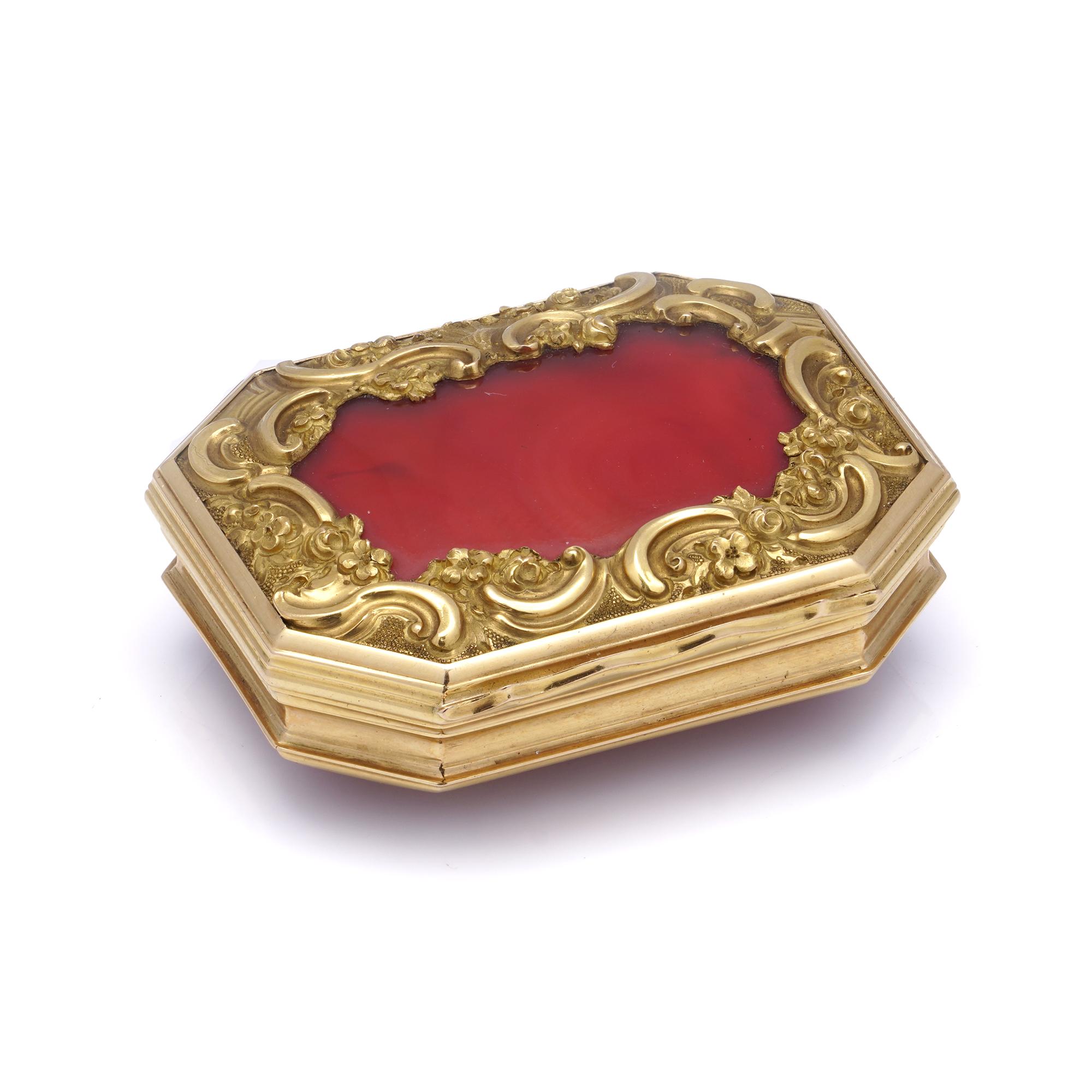 Antike Schnupftabakdose aus Gelbgold und Karneol im Angebot 1