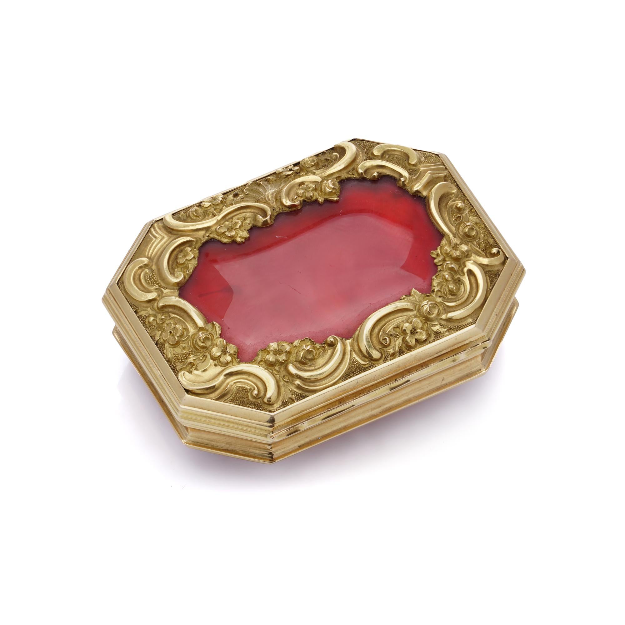 Antike Schnupftabakdose aus Gelbgold und Karneol im Angebot 4