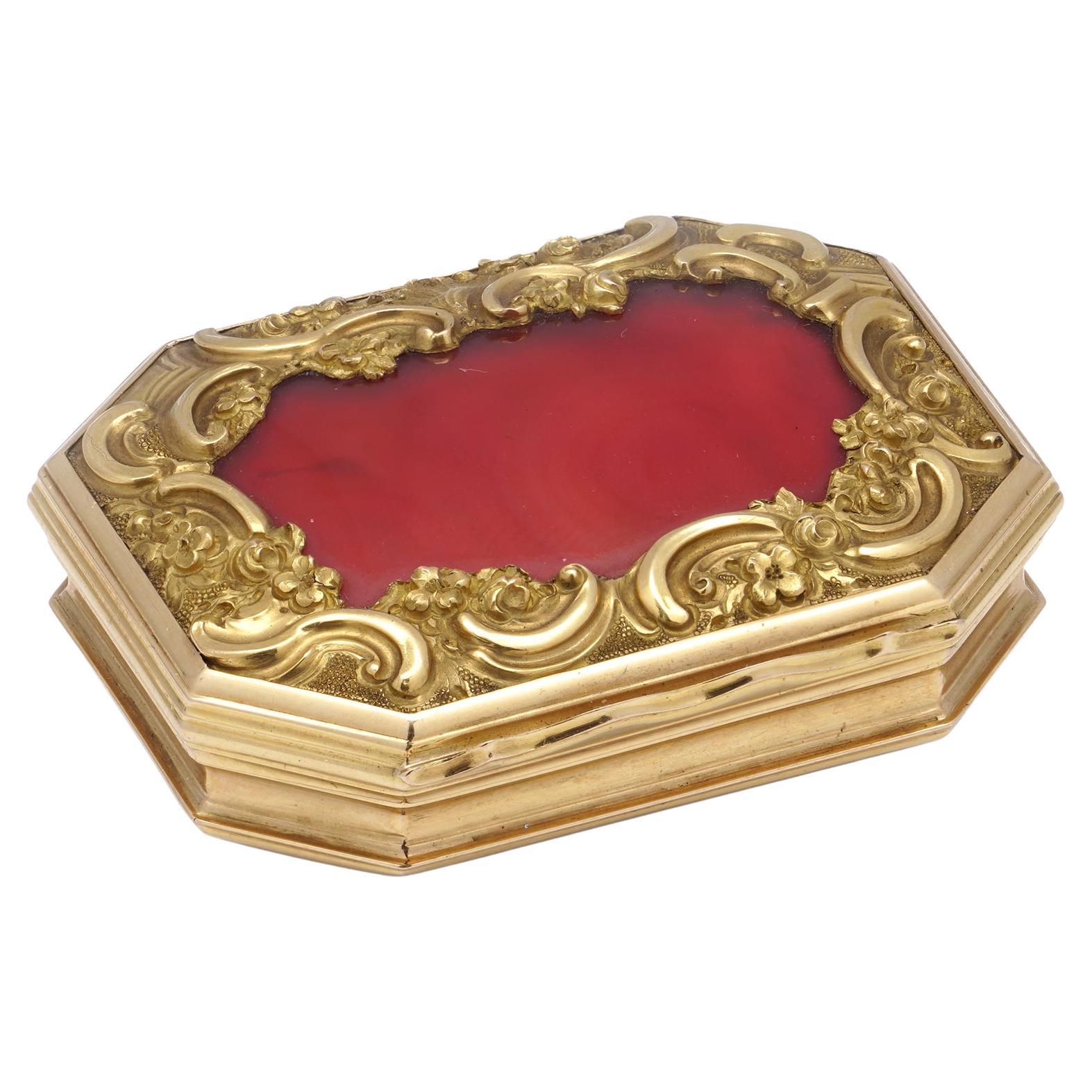 Antike Schnupftabakdose aus Gelbgold und Karneol