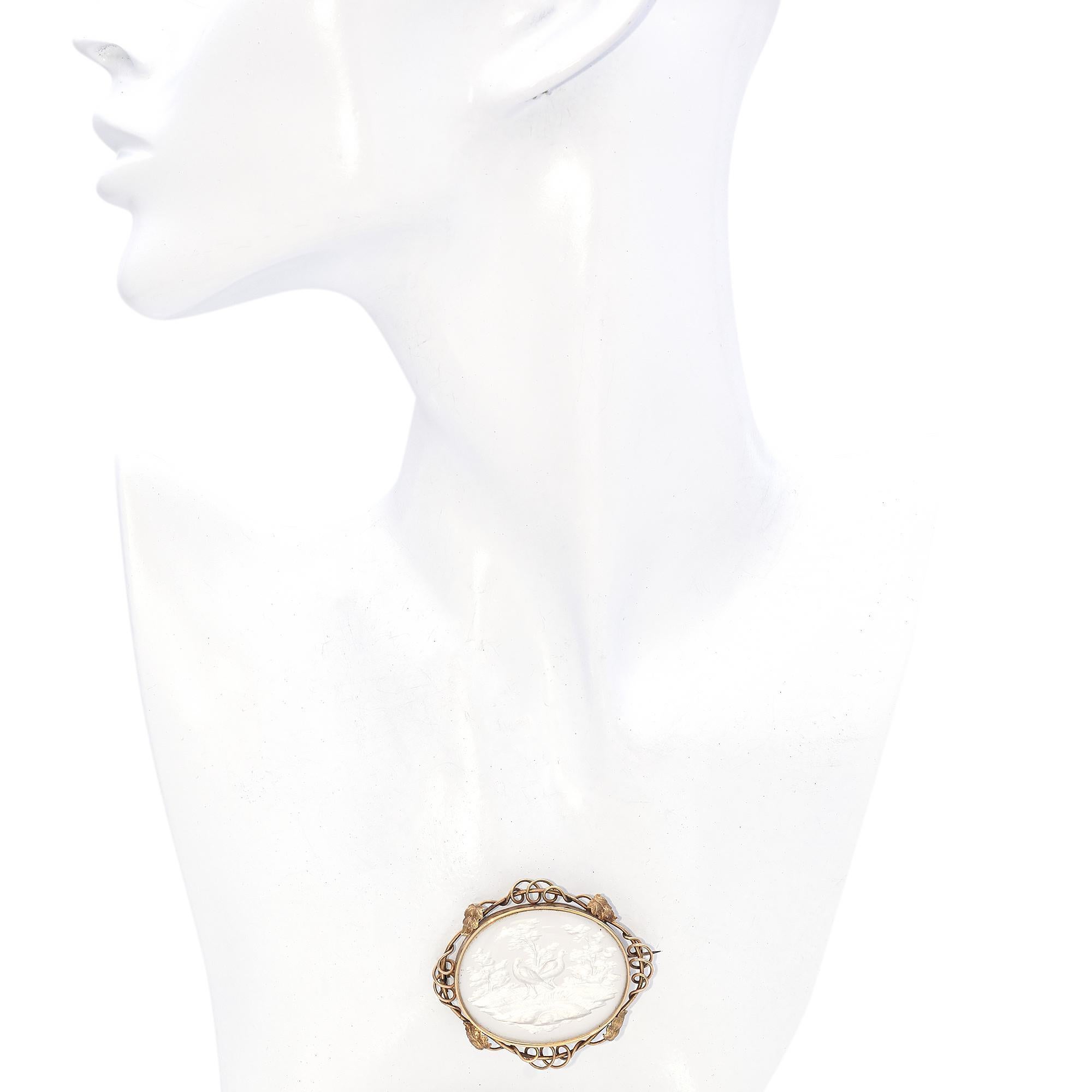 Weight: 13 Grams
Measurements: 1.90 x 1.65 Inches
Metal: Tested 10.71K - 11.53K

ITEM #: BR-1435-102524-18
