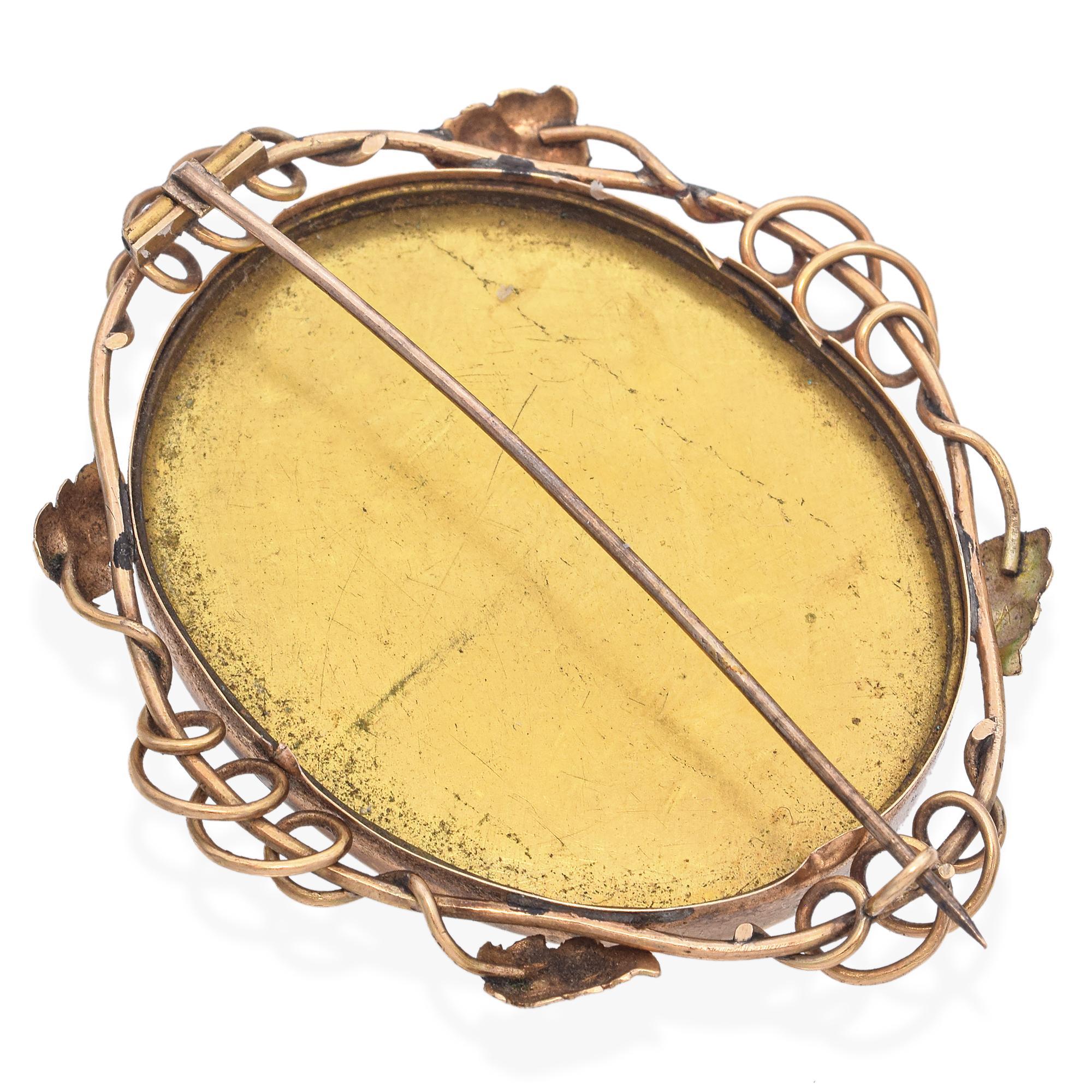 Antique Yellow Gold Carved Two Birds Essex Filigree Crystal Brooch Pin In Good Condition For Sale In New York, NY