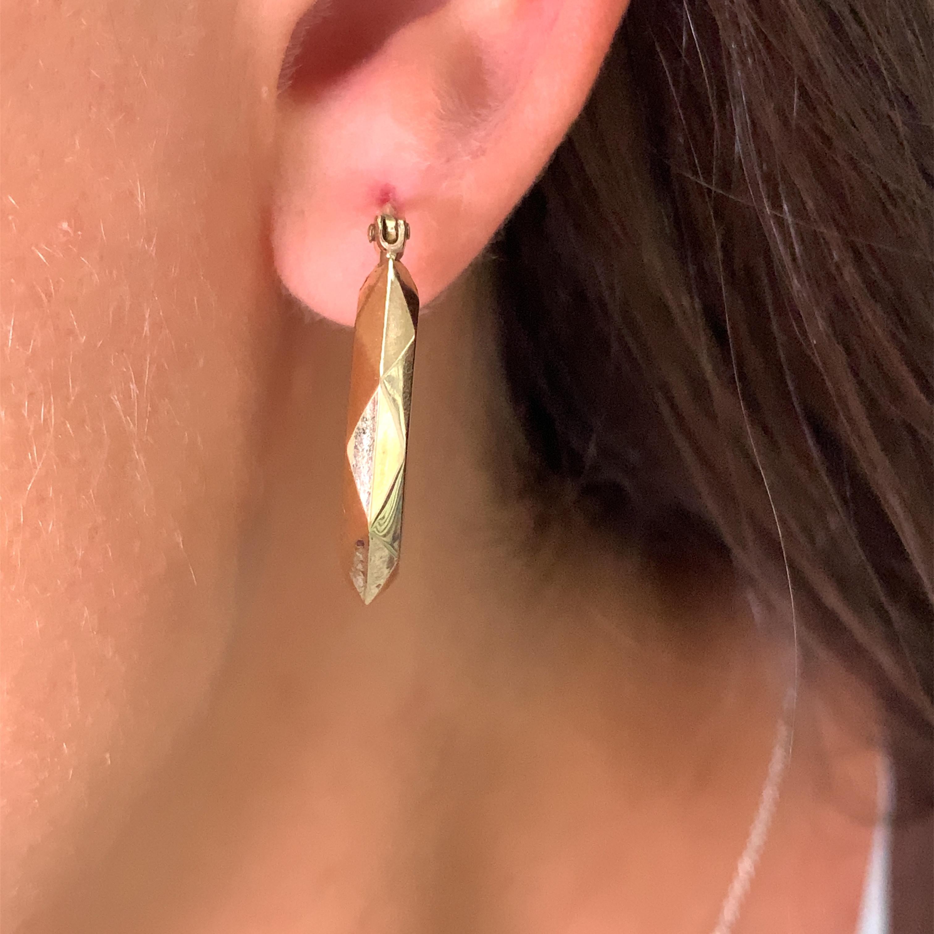 Boucles d'oreilles en or jaune 9ct anneaux simples torsadés creux
boucles d'oreilles rondes de taille moyenne 
Poinçonné
Magnifique boucle d'oreille unie en or jaune 9ct
Dimensions approximatives : 24 x 27 mm
Épaisseur d'environ 3,5 mm
Poids total
