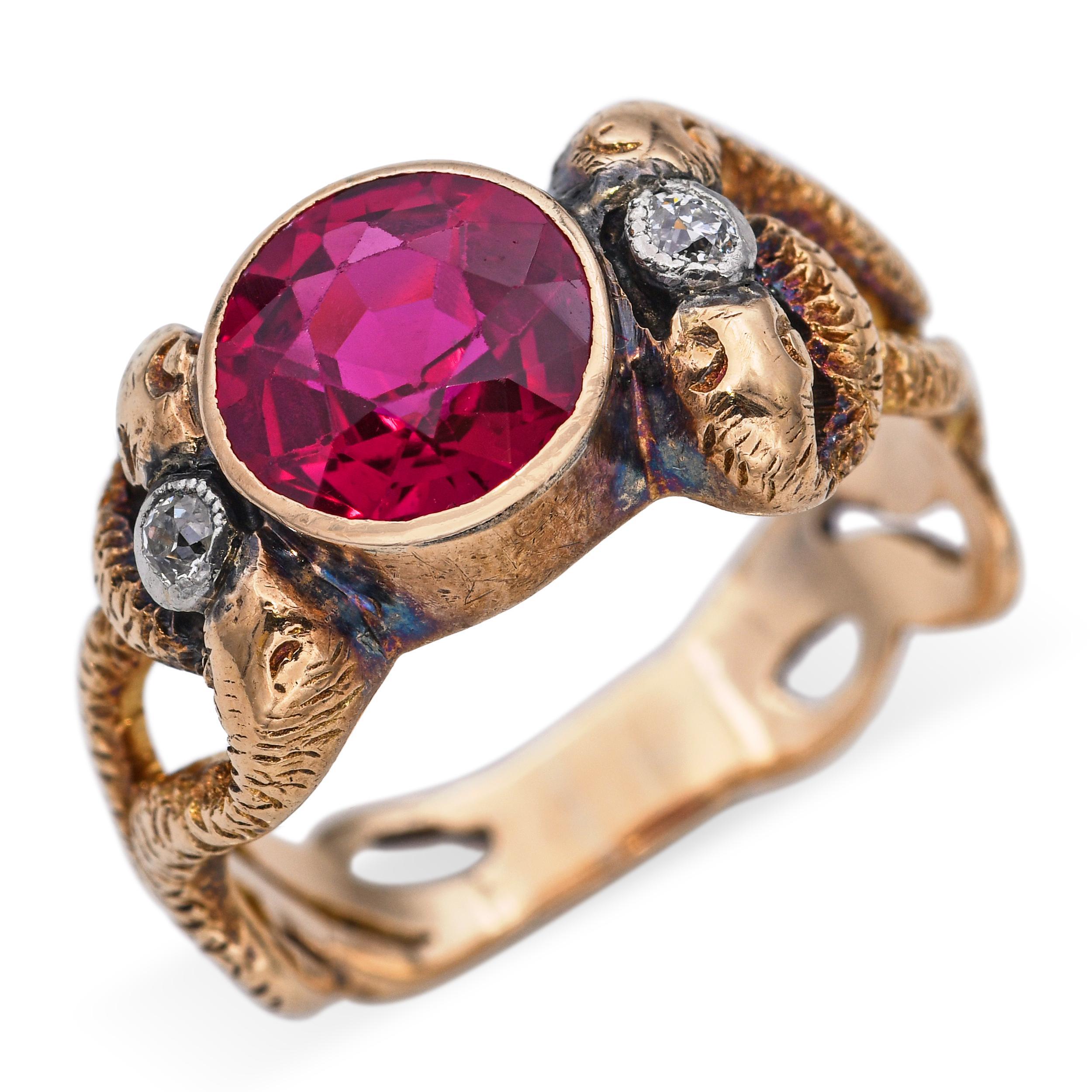 Questo anello di grande effetto è realizzato in oro. Il centro presenta un vibrante rubino rotondo creato, affiancato da due diamanti scintillanti. La fascia ha un design intricato con incisioni dettagliate, che aggiungono una consistenza e