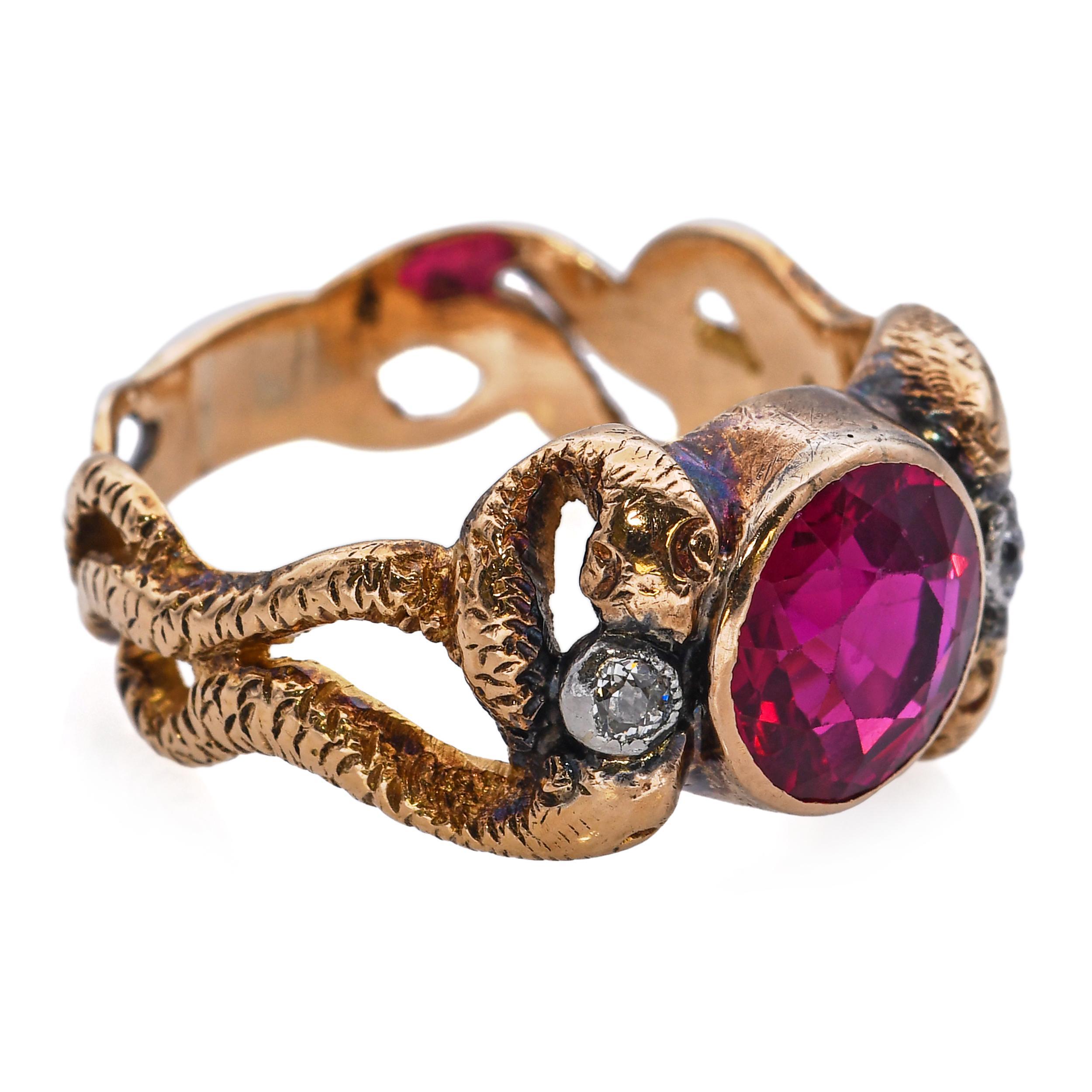 Anello a serpente in oro giallo antico con rubino creato e diamanti in vendita 1