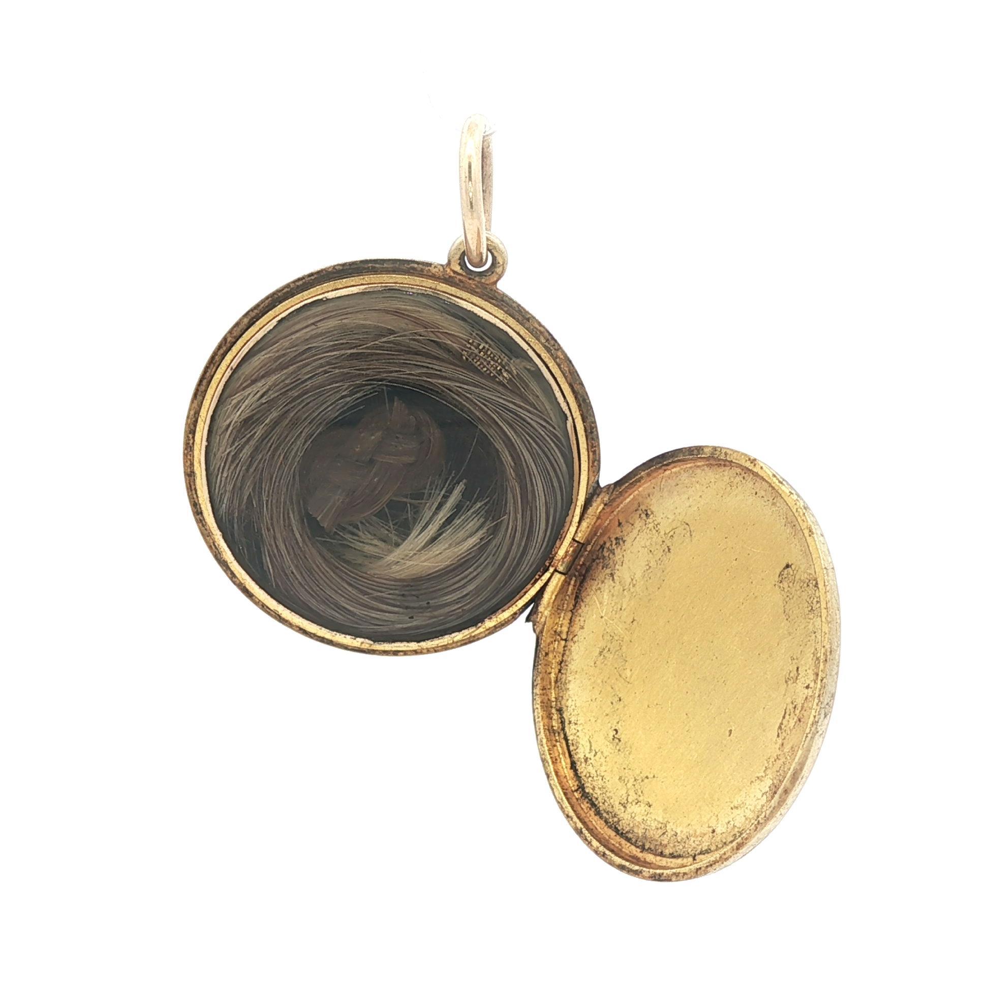 Pendentif de deuil rond en or jaune gravé avec cheveux à l'intérieur Pour femmes en vente