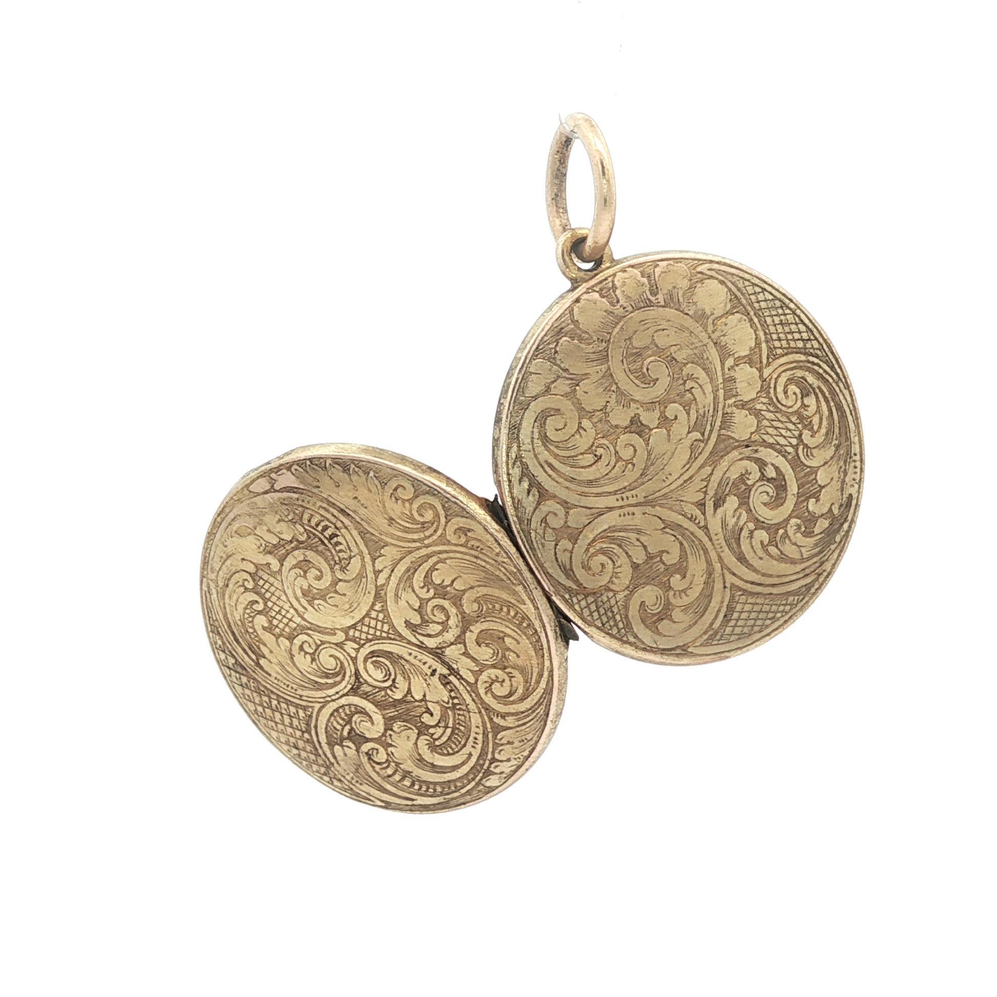 Pendentif de deuil rond en or jaune gravé avec cheveux à l'intérieur en vente 1