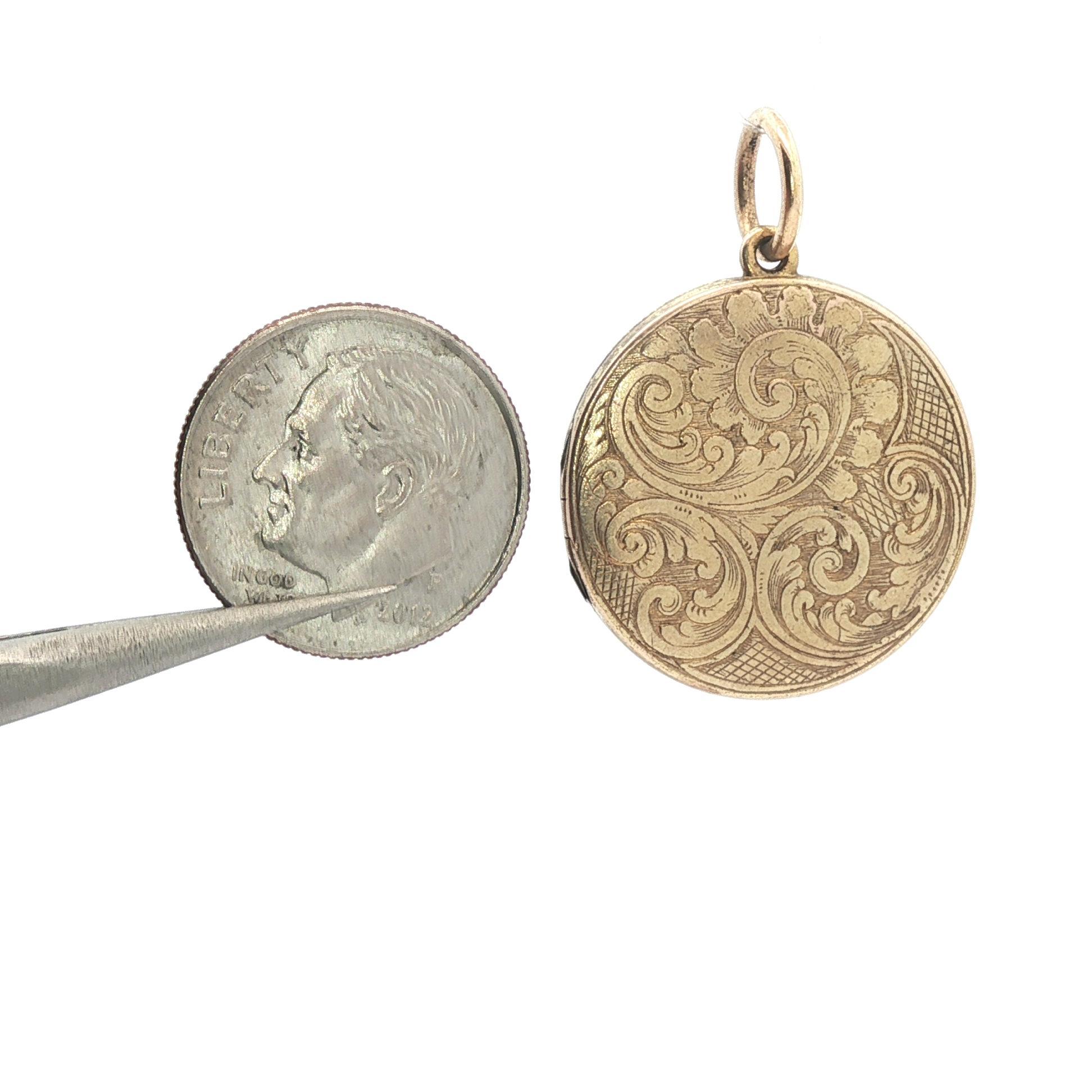 Pendentif de deuil rond en or jaune gravé avec cheveux à l'intérieur en vente 2