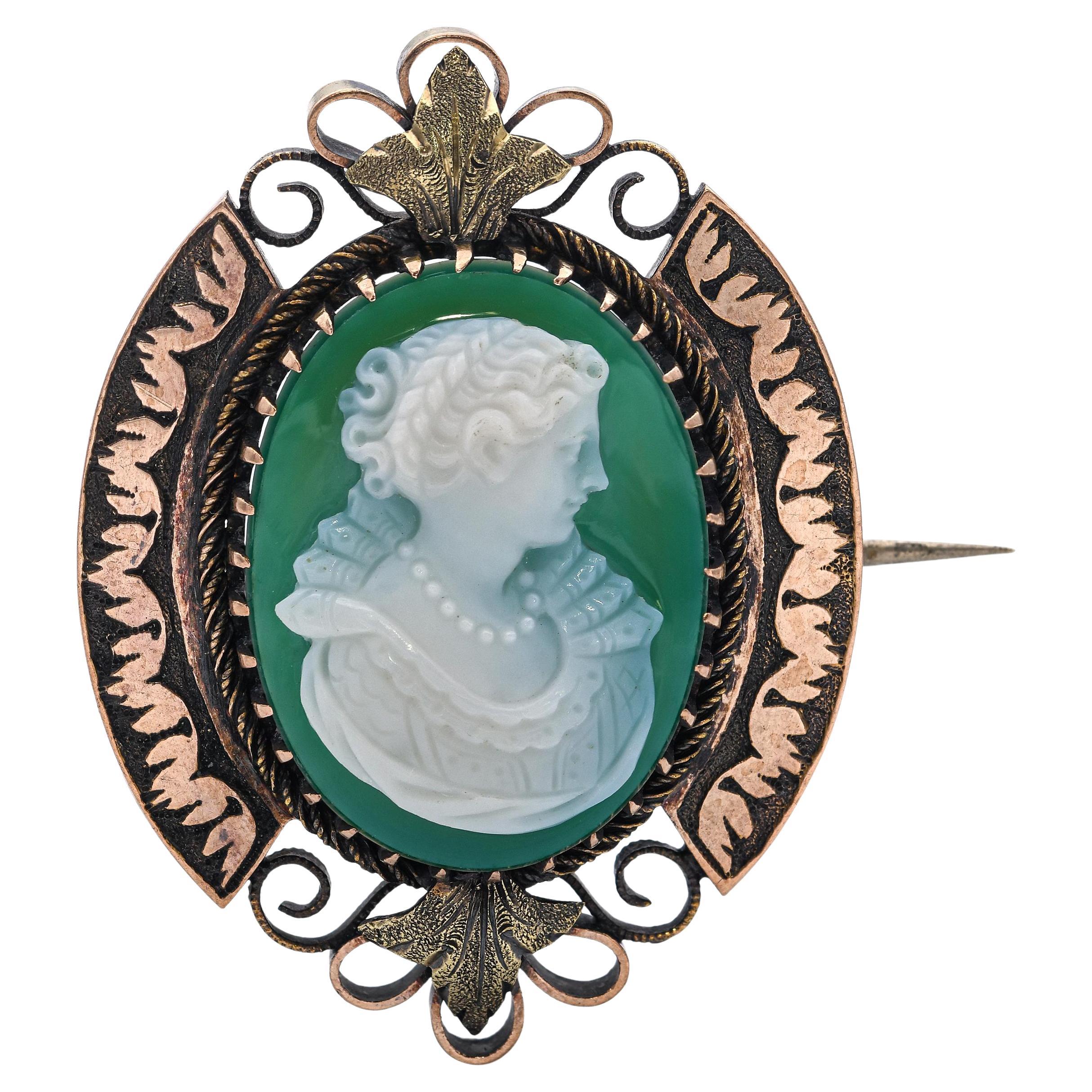 Broche con camafeo de piedra dura de calcedonia en filigrana de oro amarillo antiguo