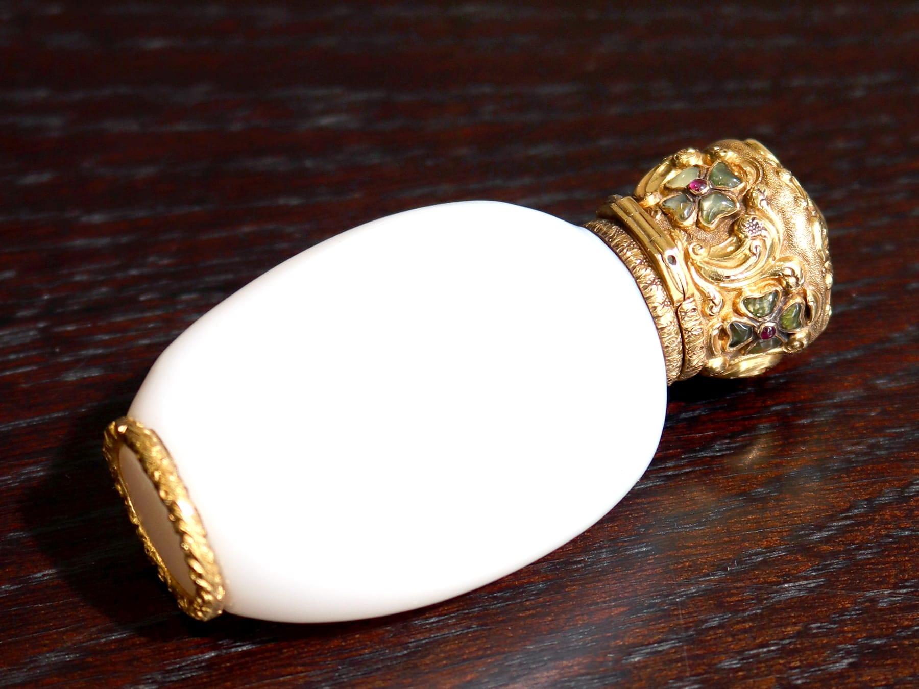 Metà XIX secolo Antico flacone di profumo in oro giallo, granato, rubino, pietra dura e vetro, circa 1845 in vendita