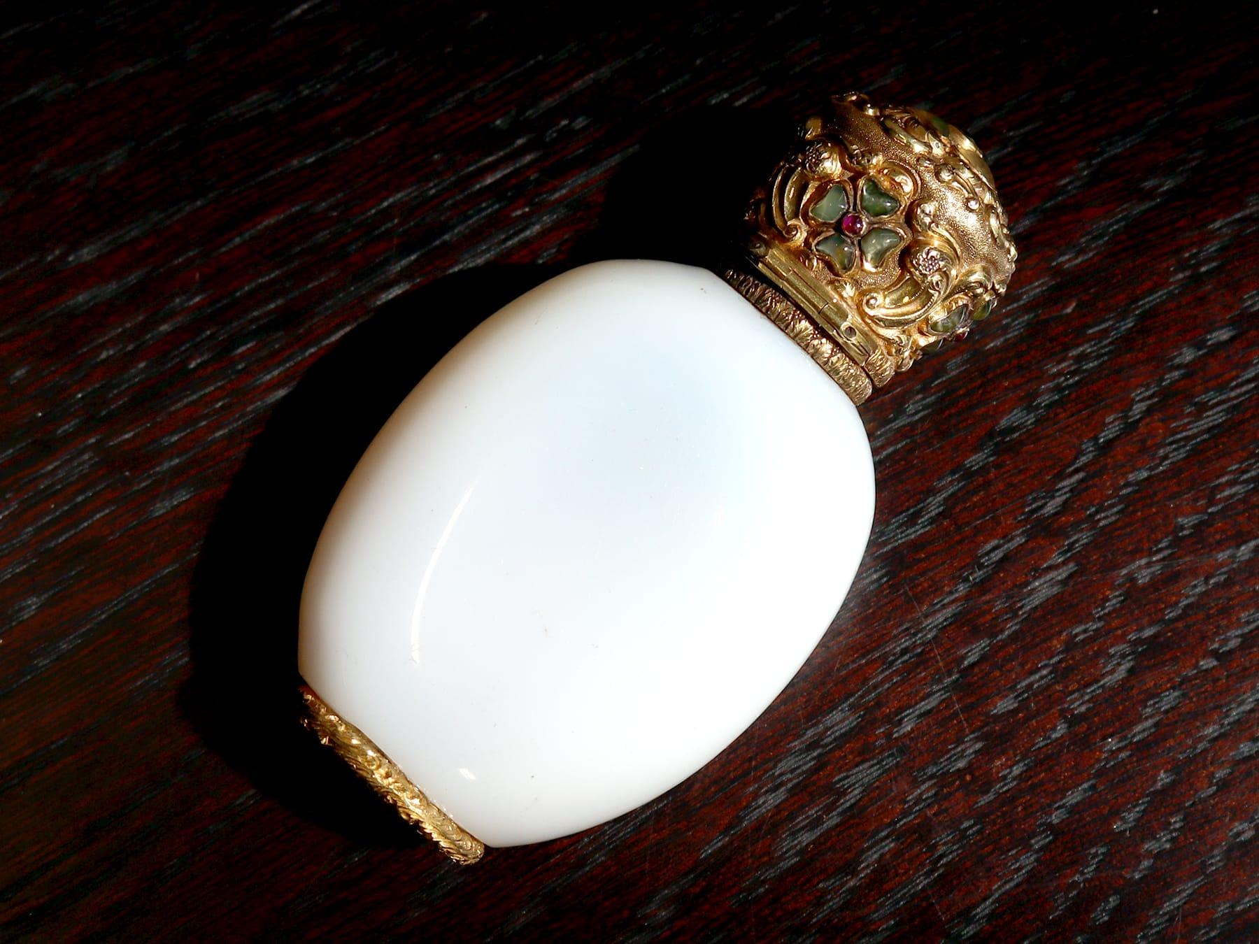 Metallo Antico flacone di profumo in oro giallo, granato, rubino, pietra dura e vetro, circa 1845 in vendita