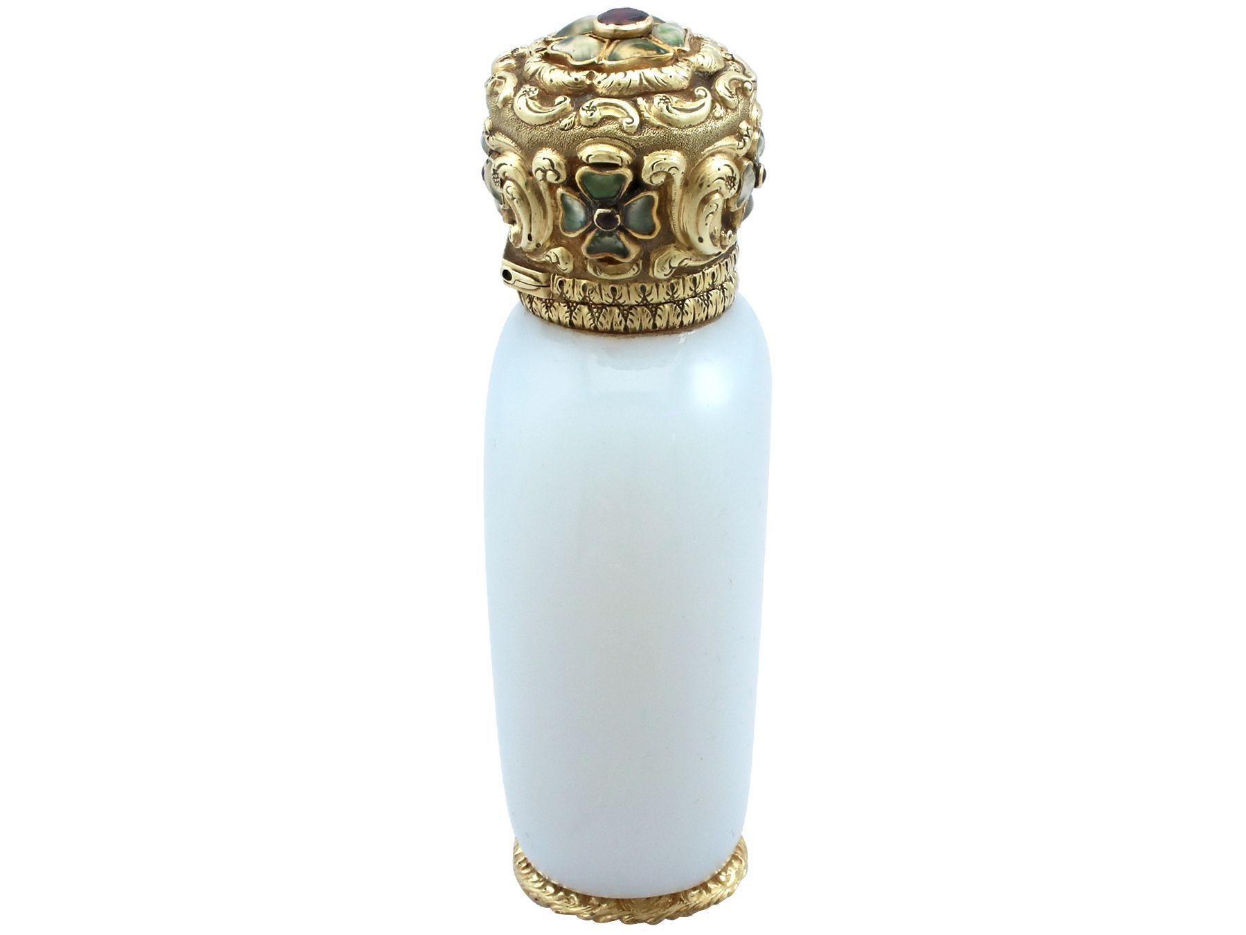 Bouteille à parfum ancienne en or jaune, grenat, rubis, pierre dure et verre, datant d'environ 1845 en vente 1